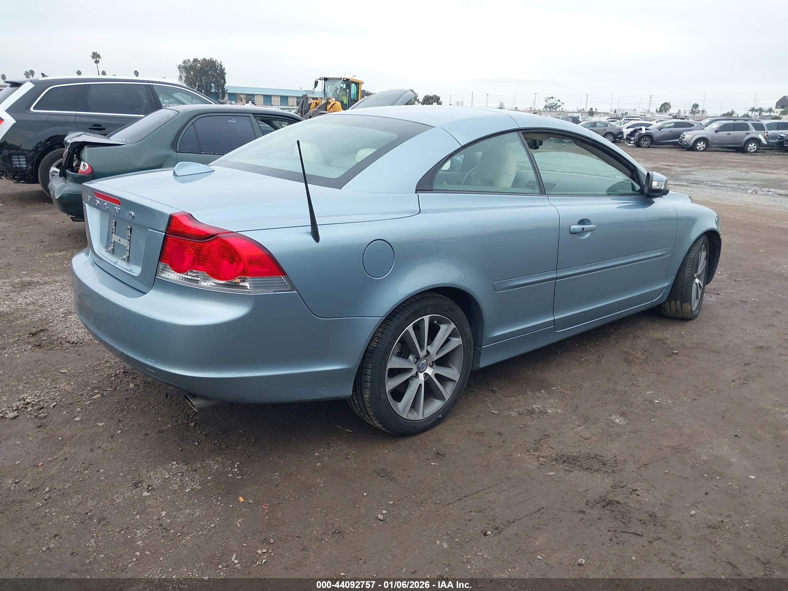 VOLVO C70 image 4