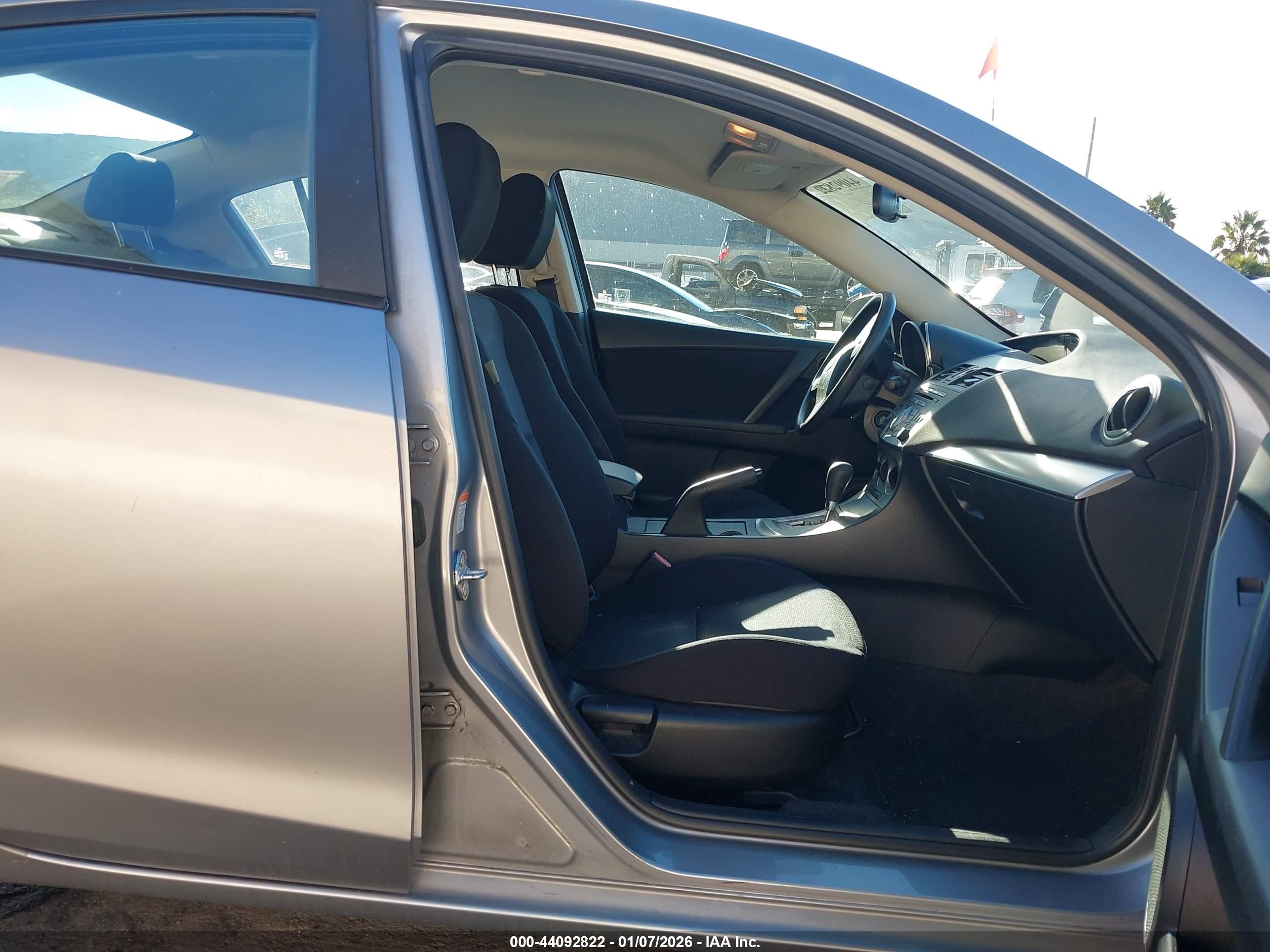 MAZDA MAZDA3 image 5