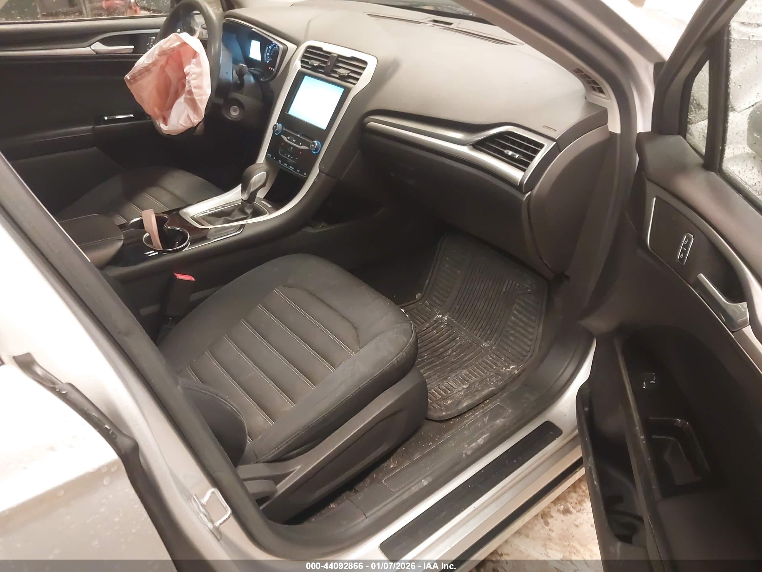 FORD FUSION image 5