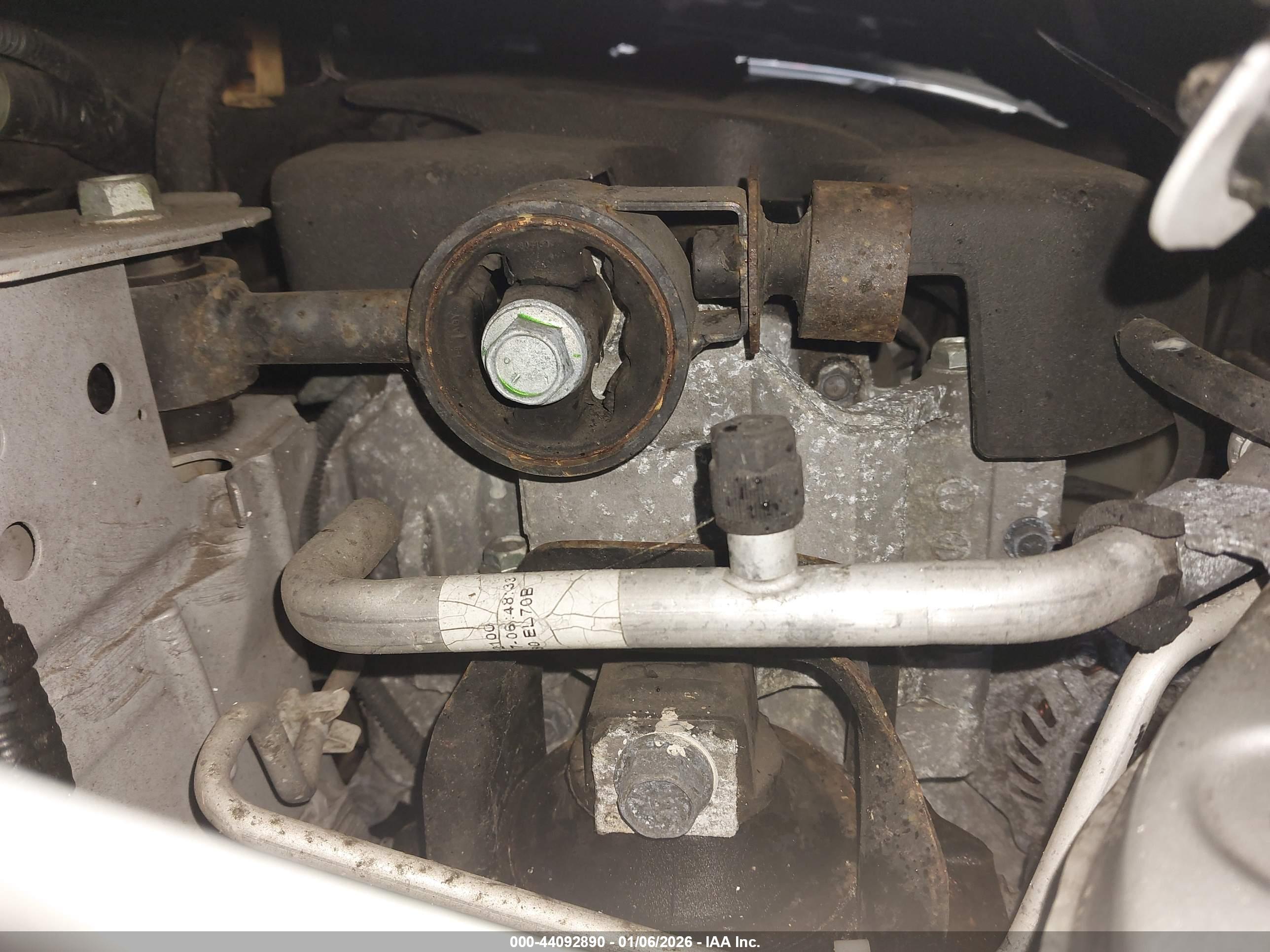 NISSAN VERSA image 10