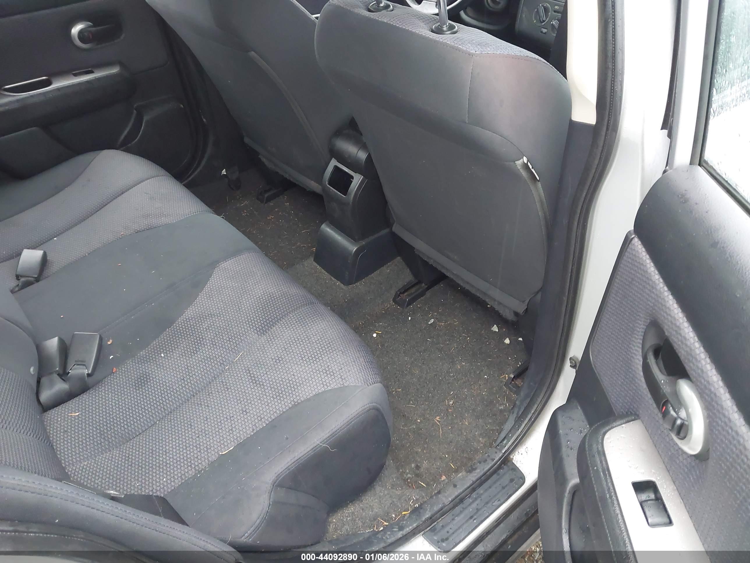 NISSAN VERSA image 8