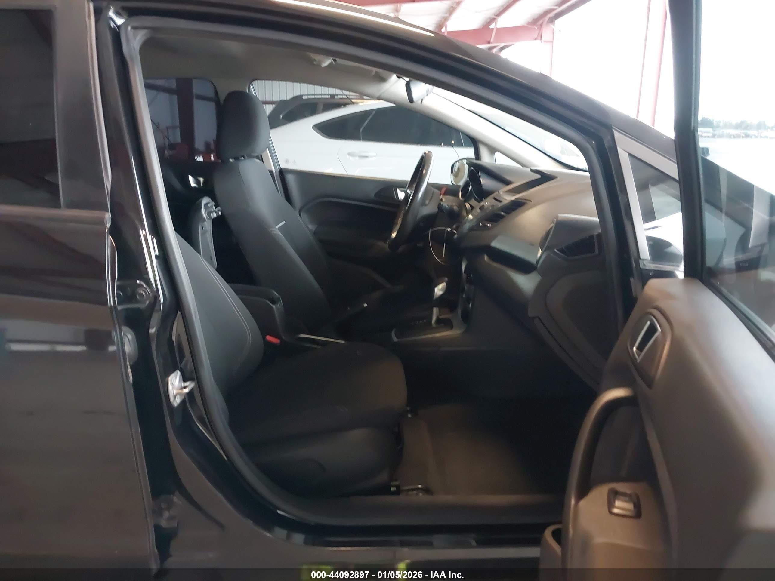 FORD FIESTA image 5