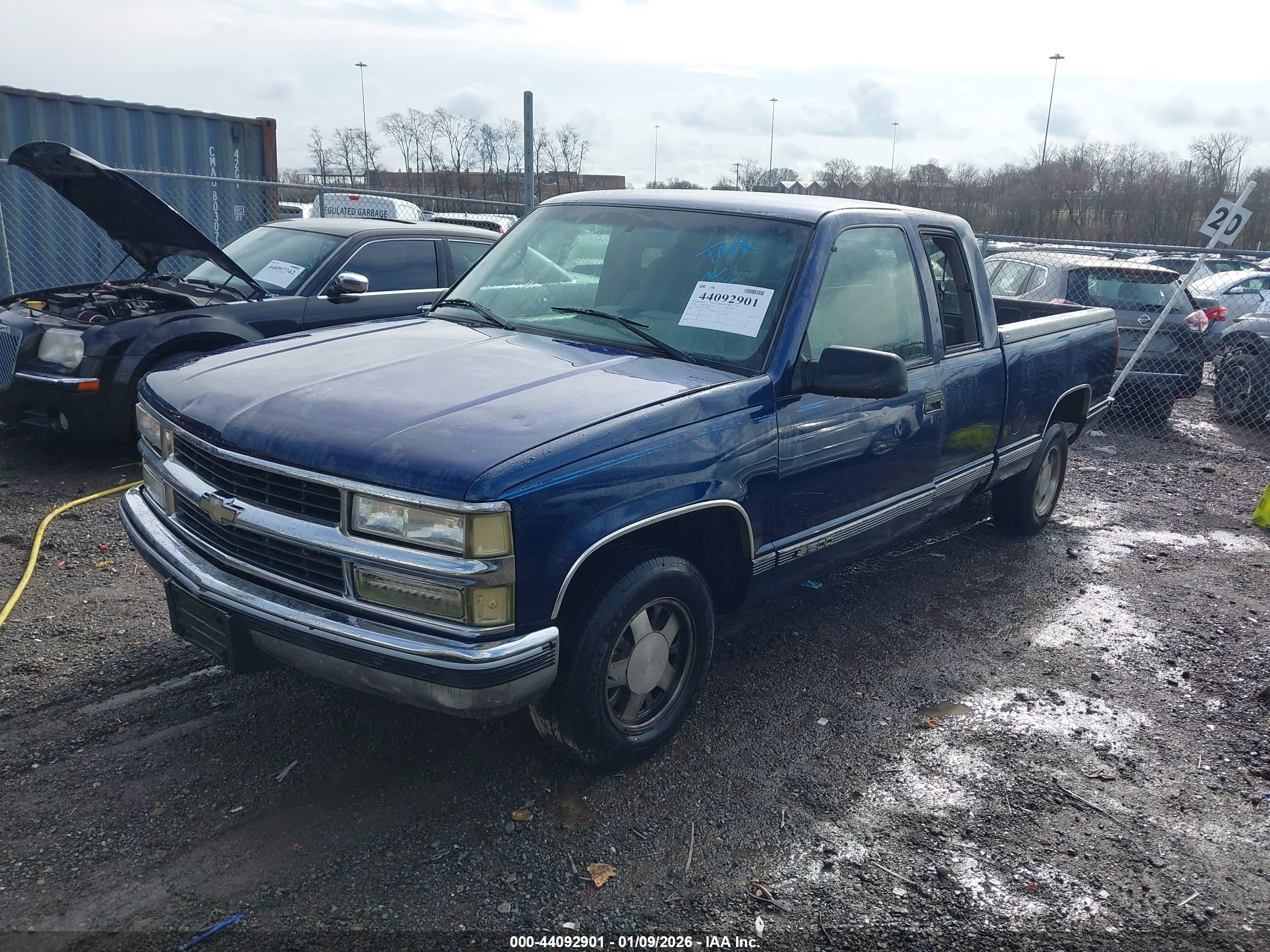 CHEVROLET GMT-400 image 2