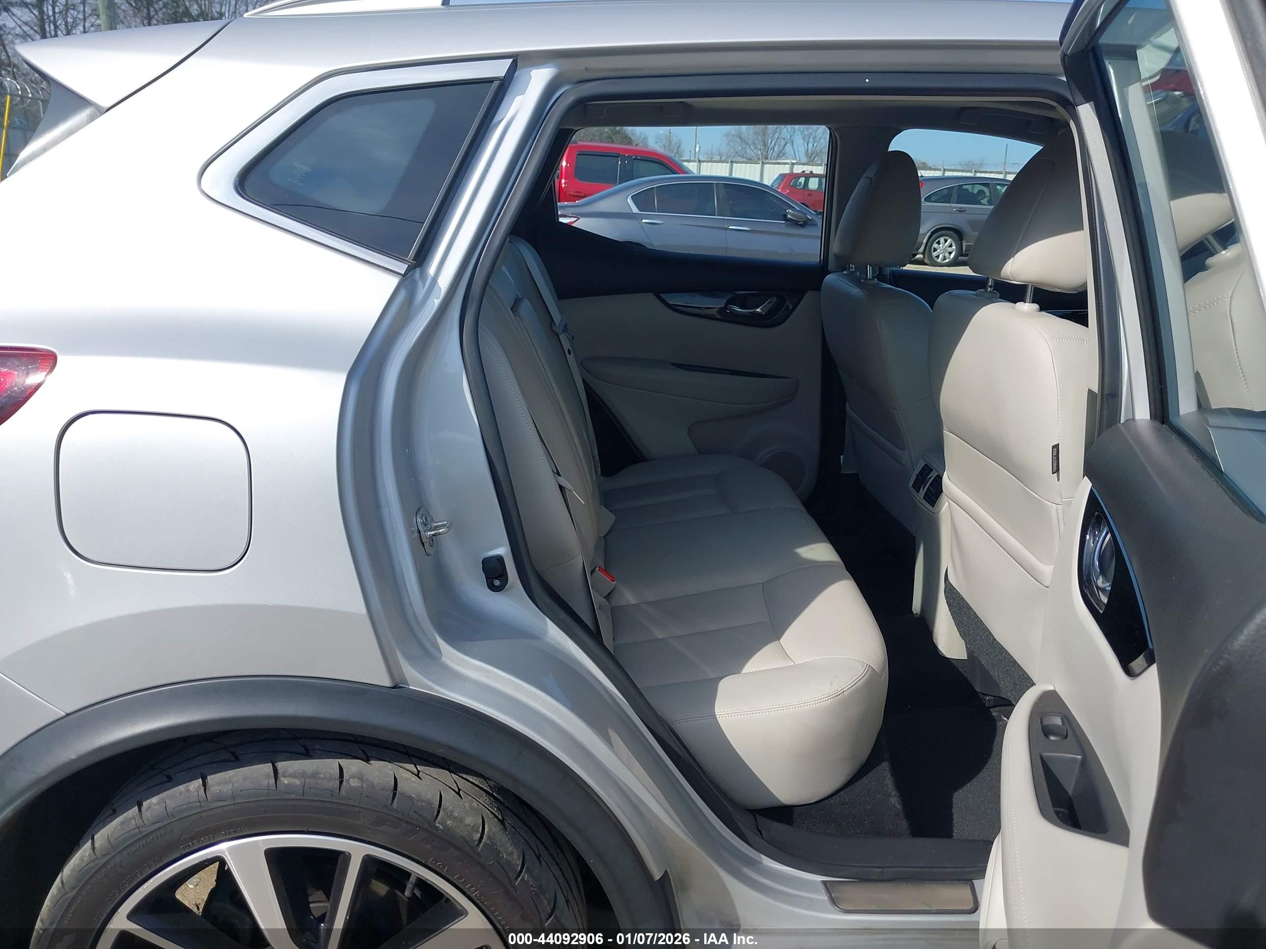 NISSAN ROGUE image 8