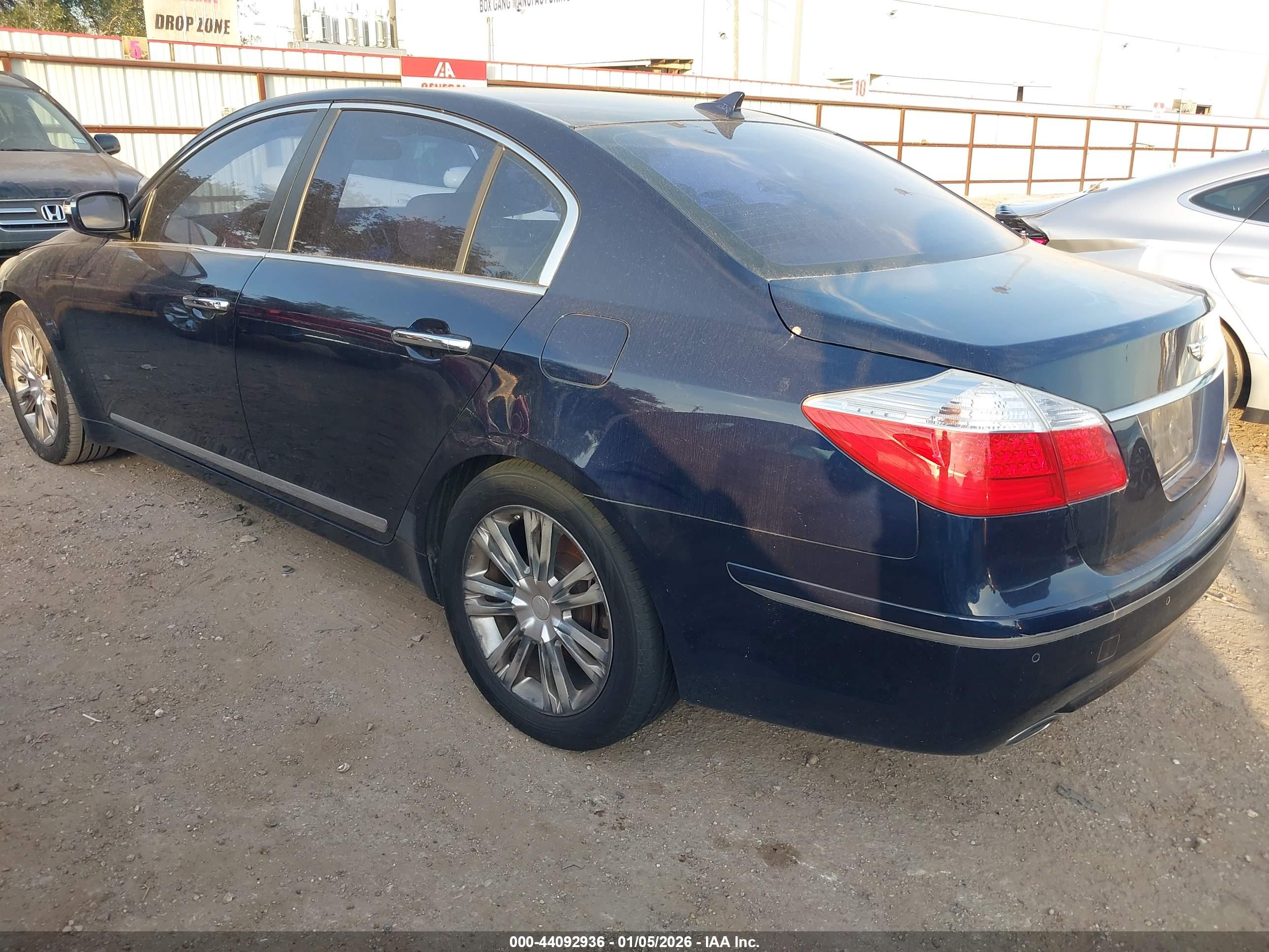 HYUNDAI GENESIS image 3