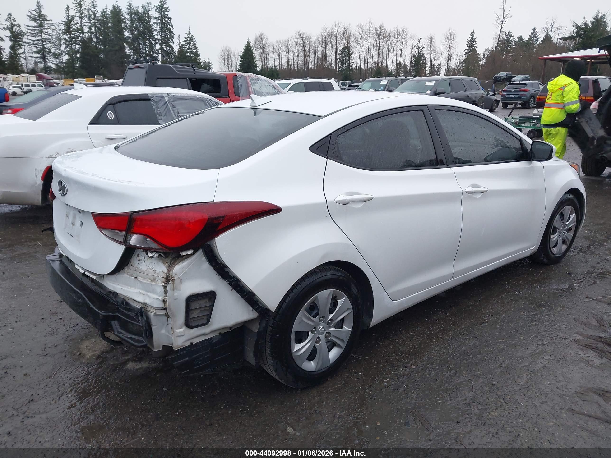 HYUNDAI ELANTRA image 4