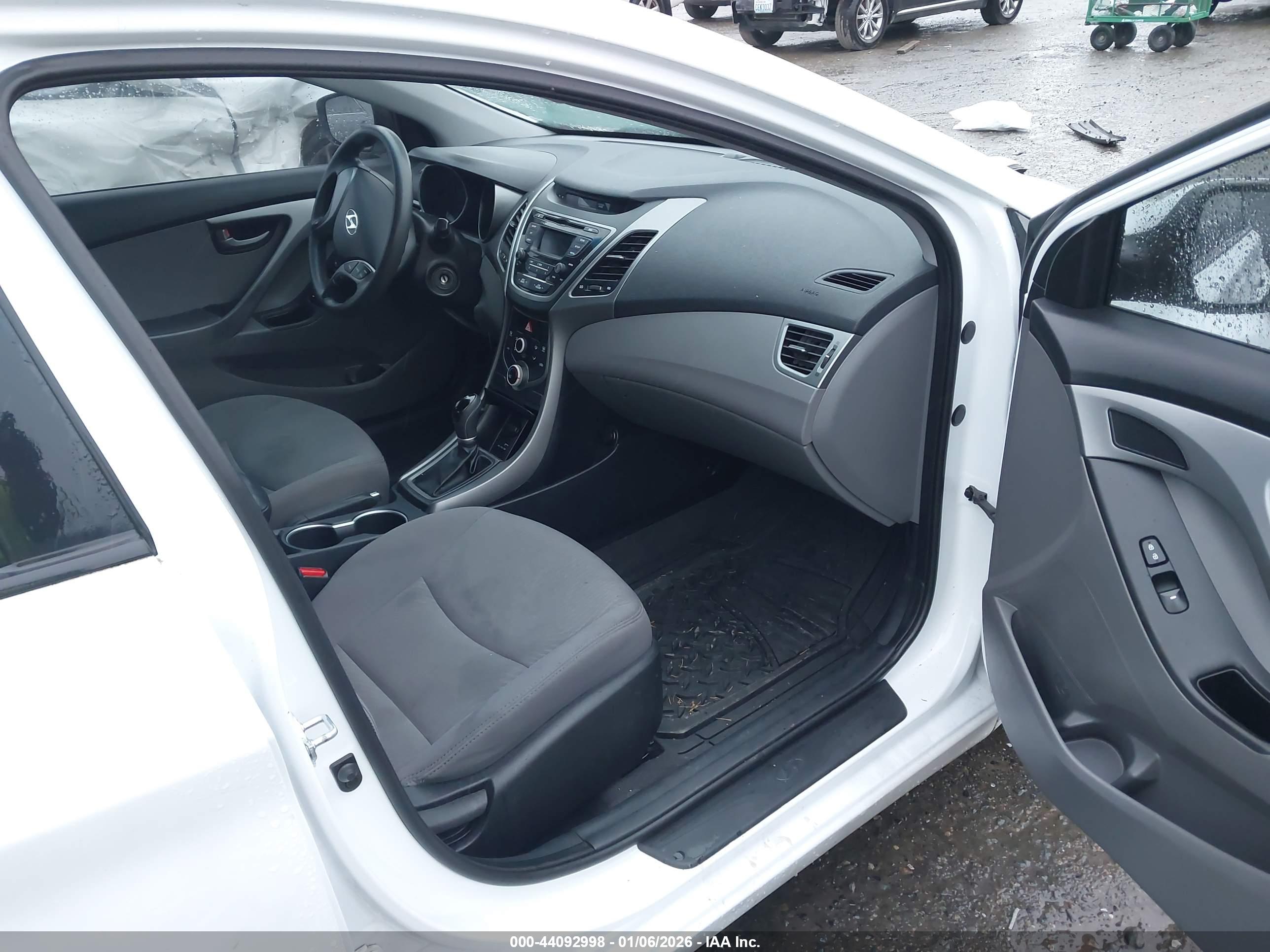 HYUNDAI ELANTRA image 5