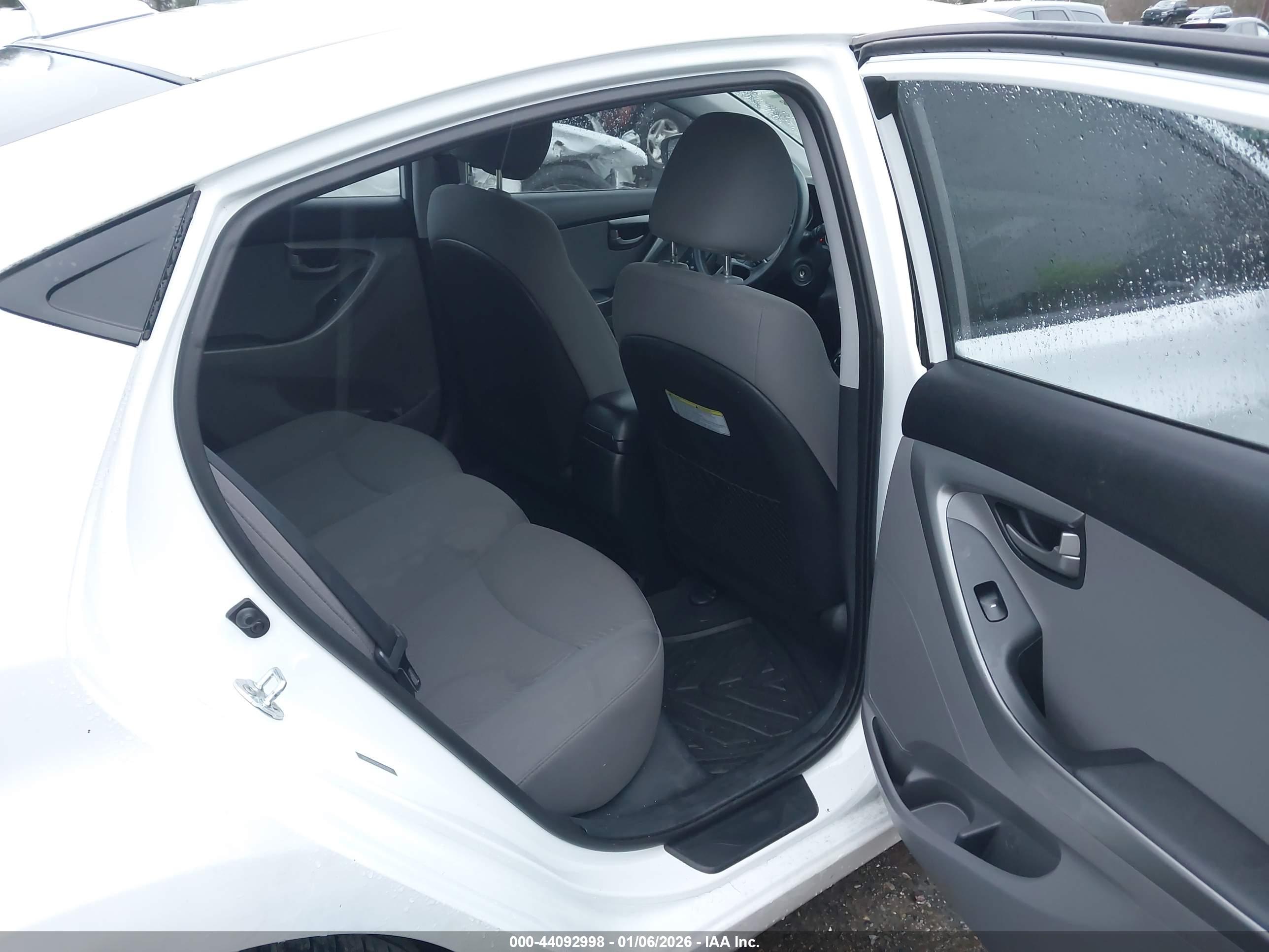 HYUNDAI ELANTRA image 8