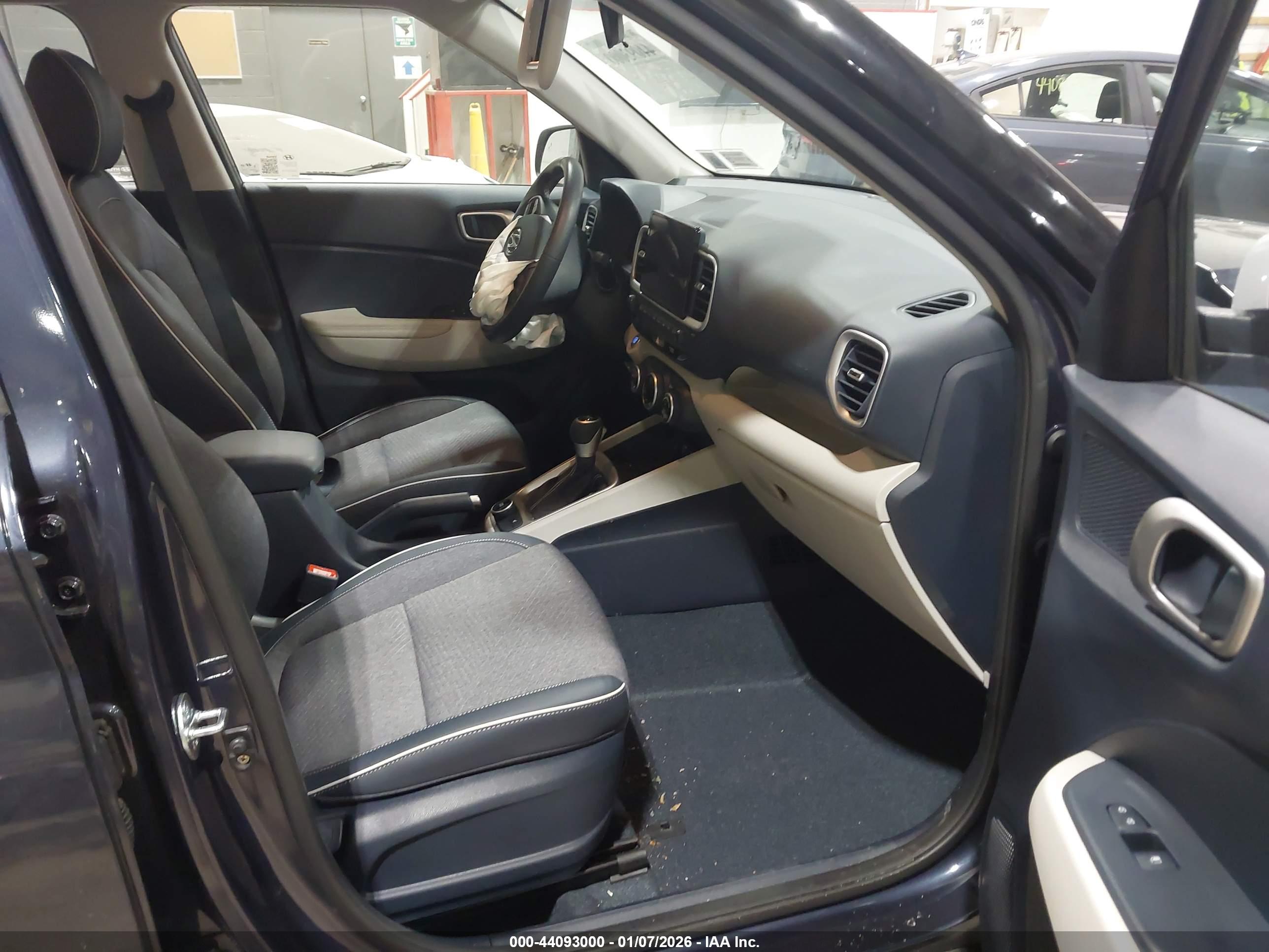 HYUNDAI VENUE image 5