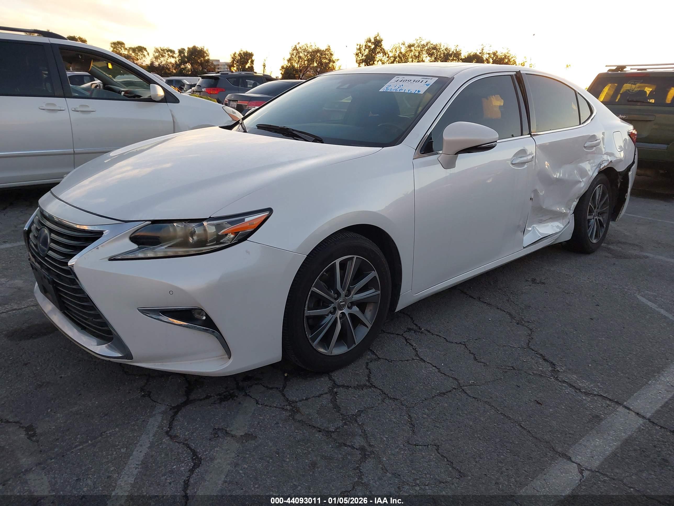 LEXUS ES image 2