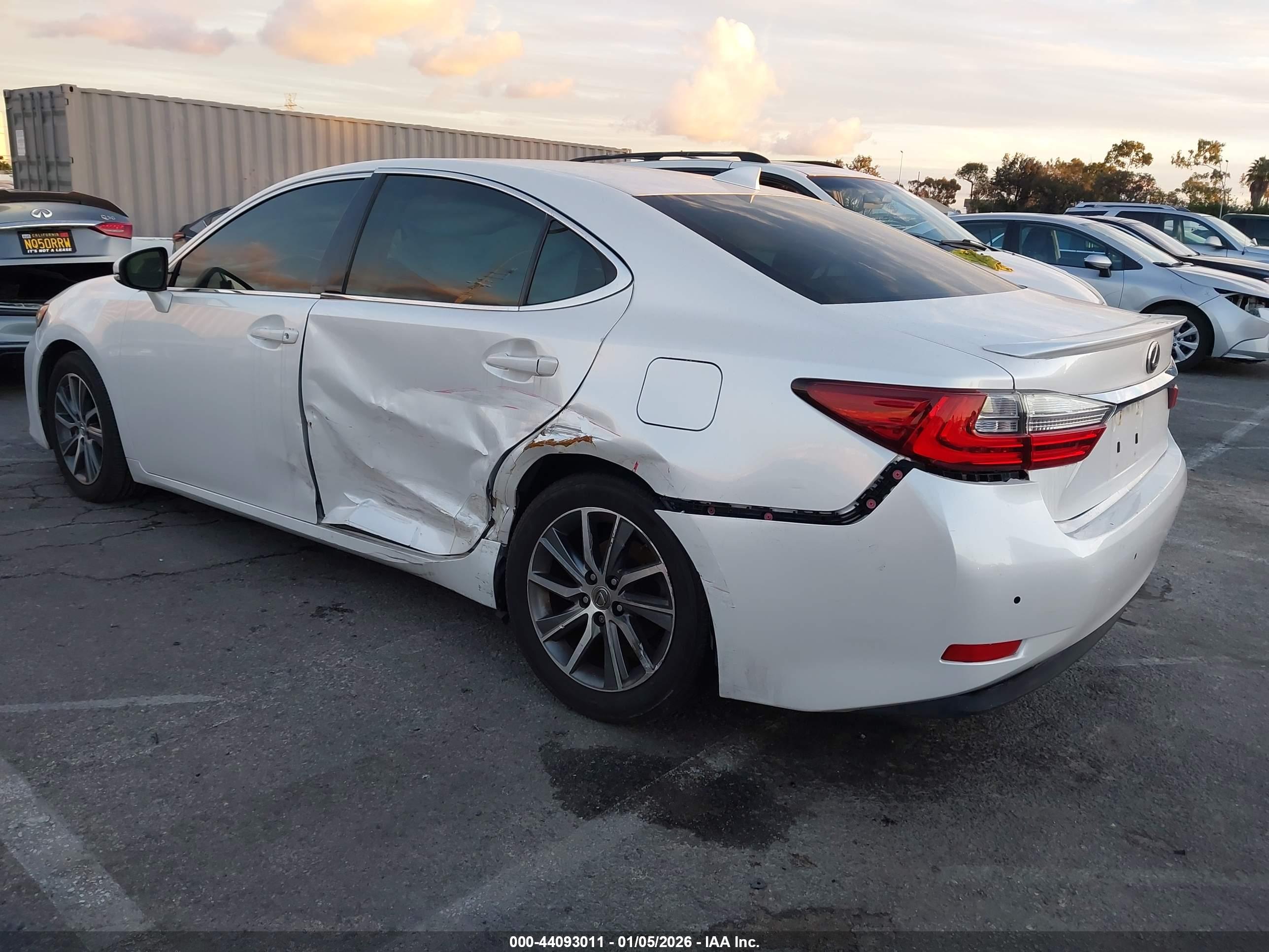 LEXUS ES image 3