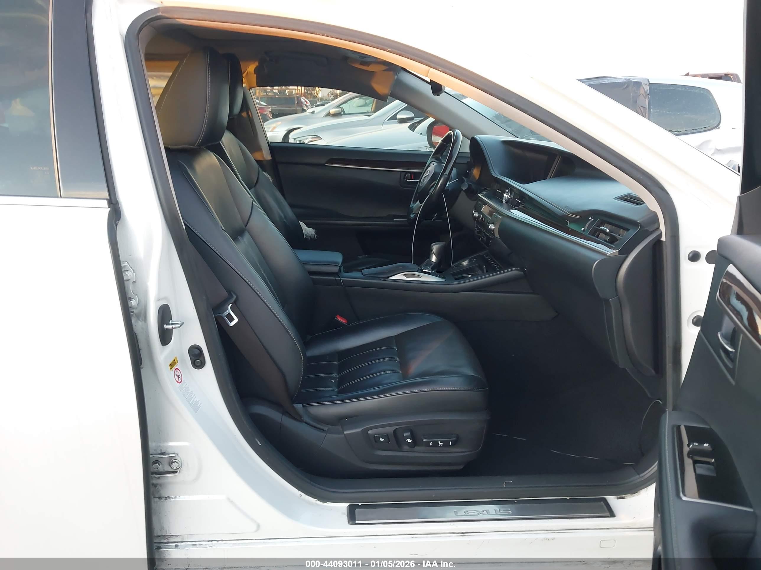 LEXUS ES image 5