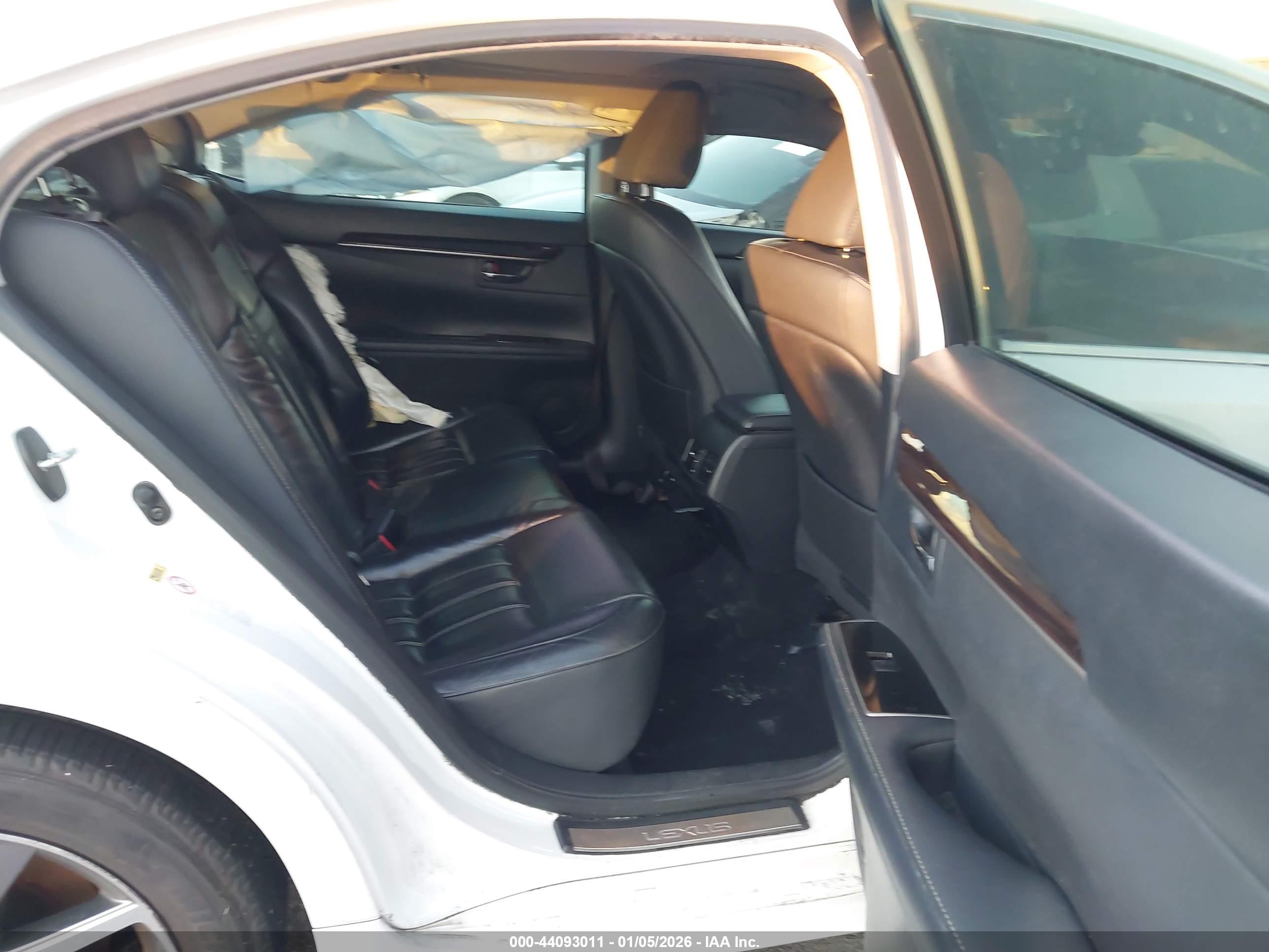LEXUS ES image 8