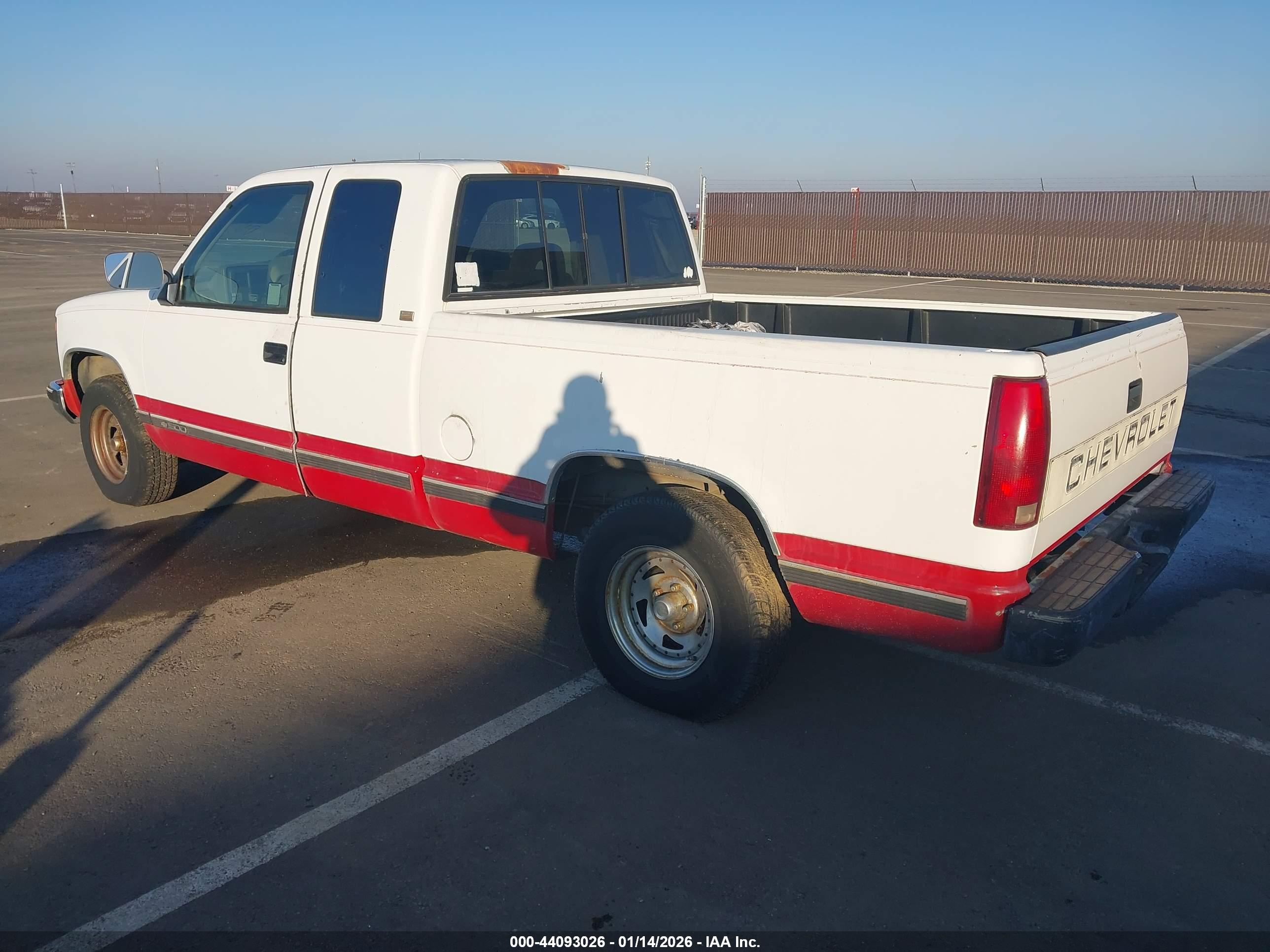 CHEVROLET GMT-400 image 3