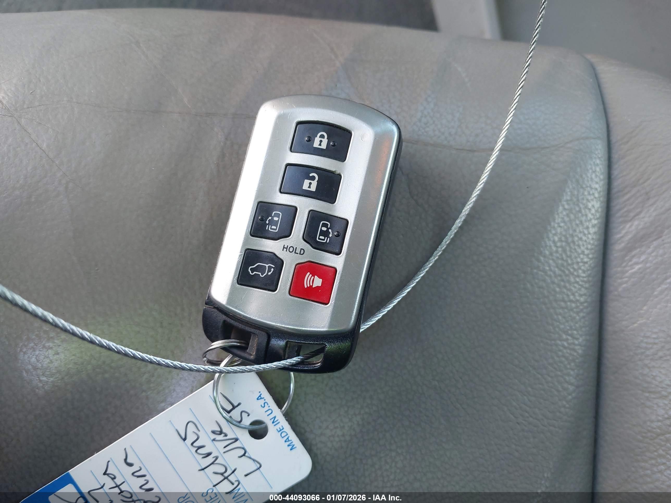 TOYOTA SIENNA image 11