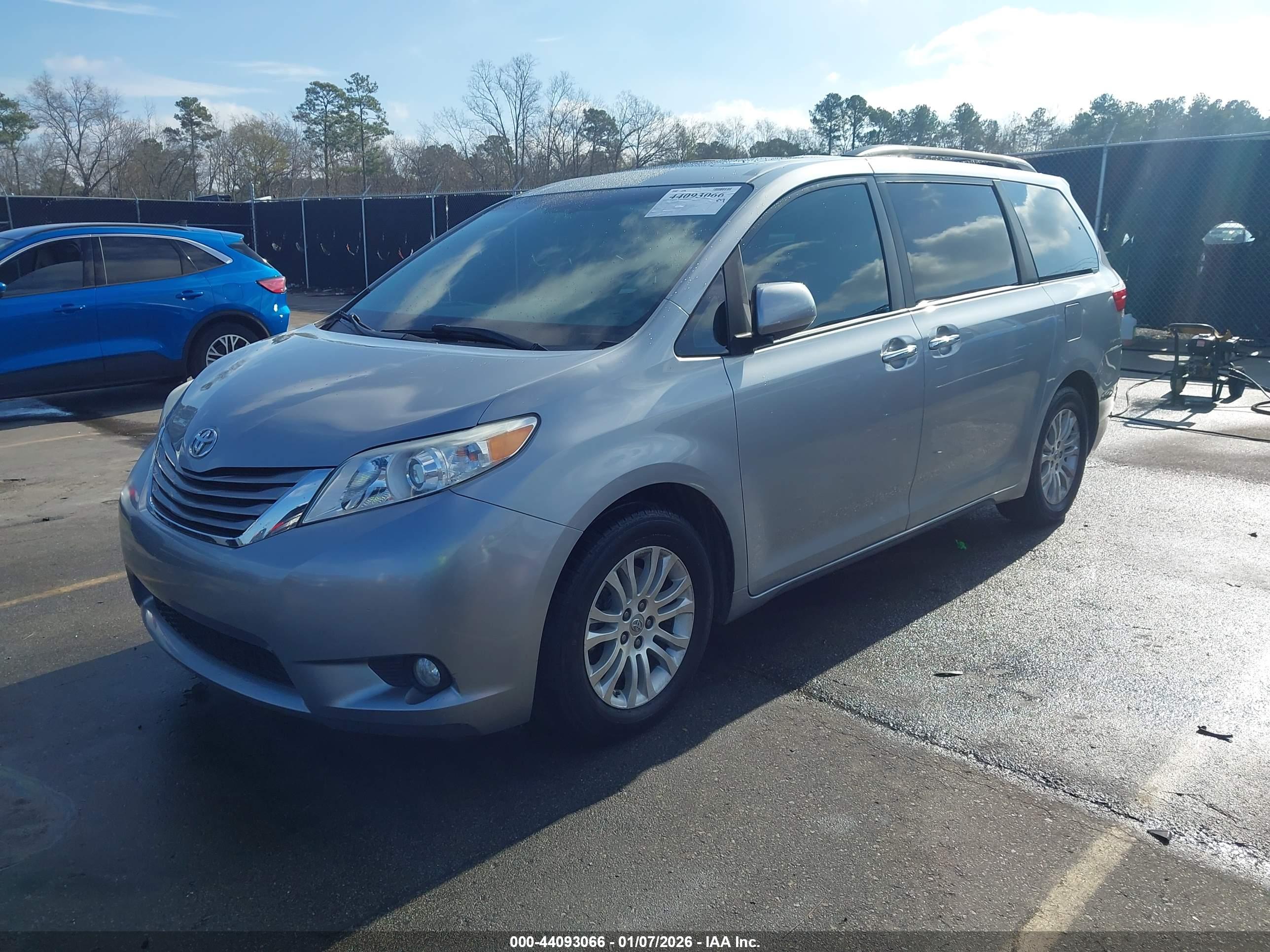 TOYOTA SIENNA image 2