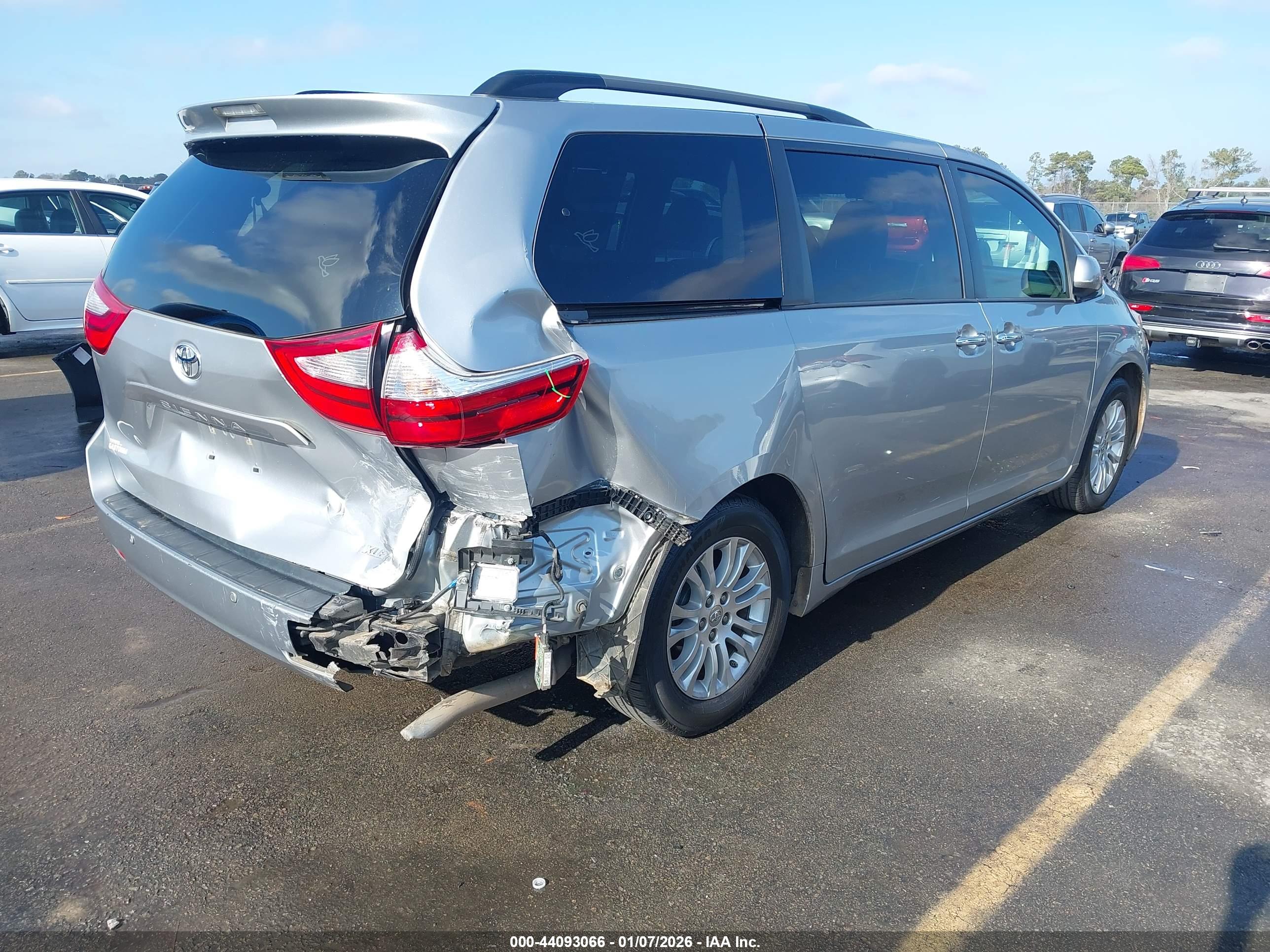 TOYOTA SIENNA image 4