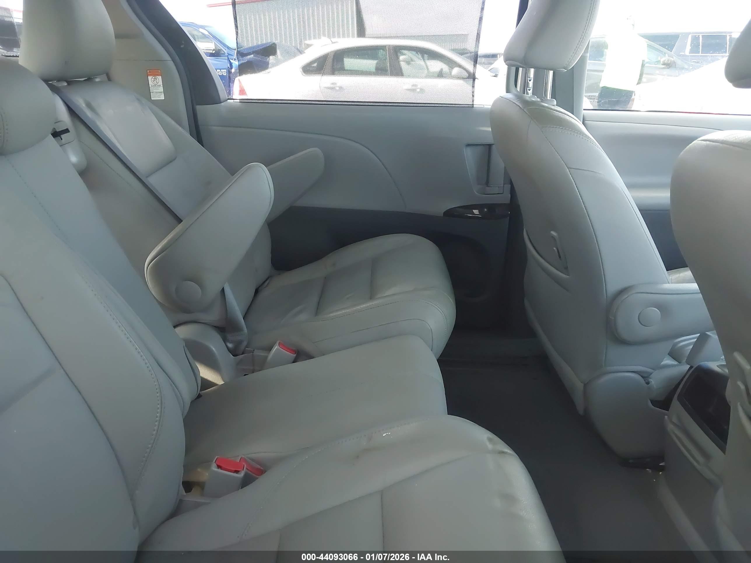 TOYOTA SIENNA image 8