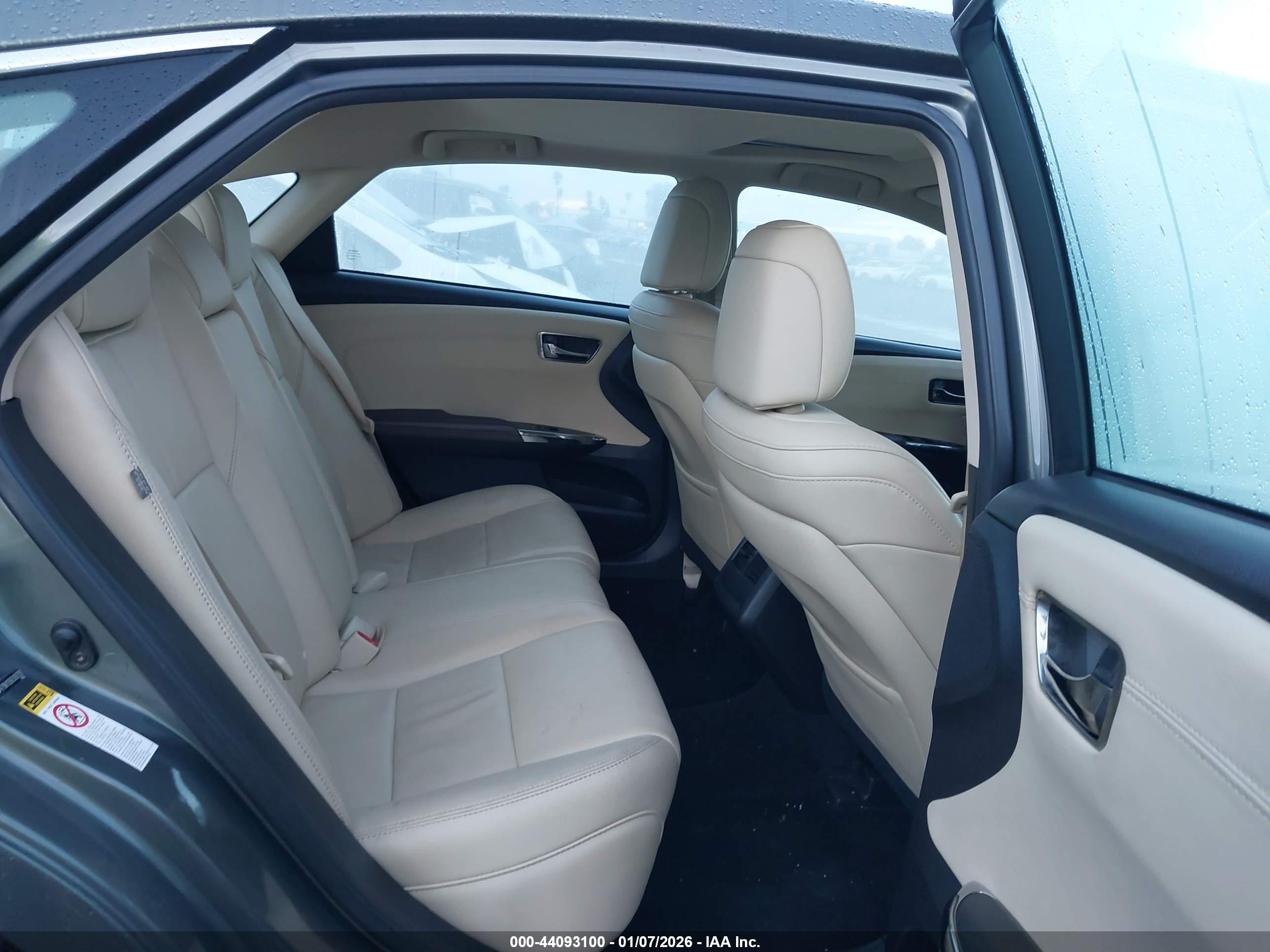 TOYOTA AVALON image 8
