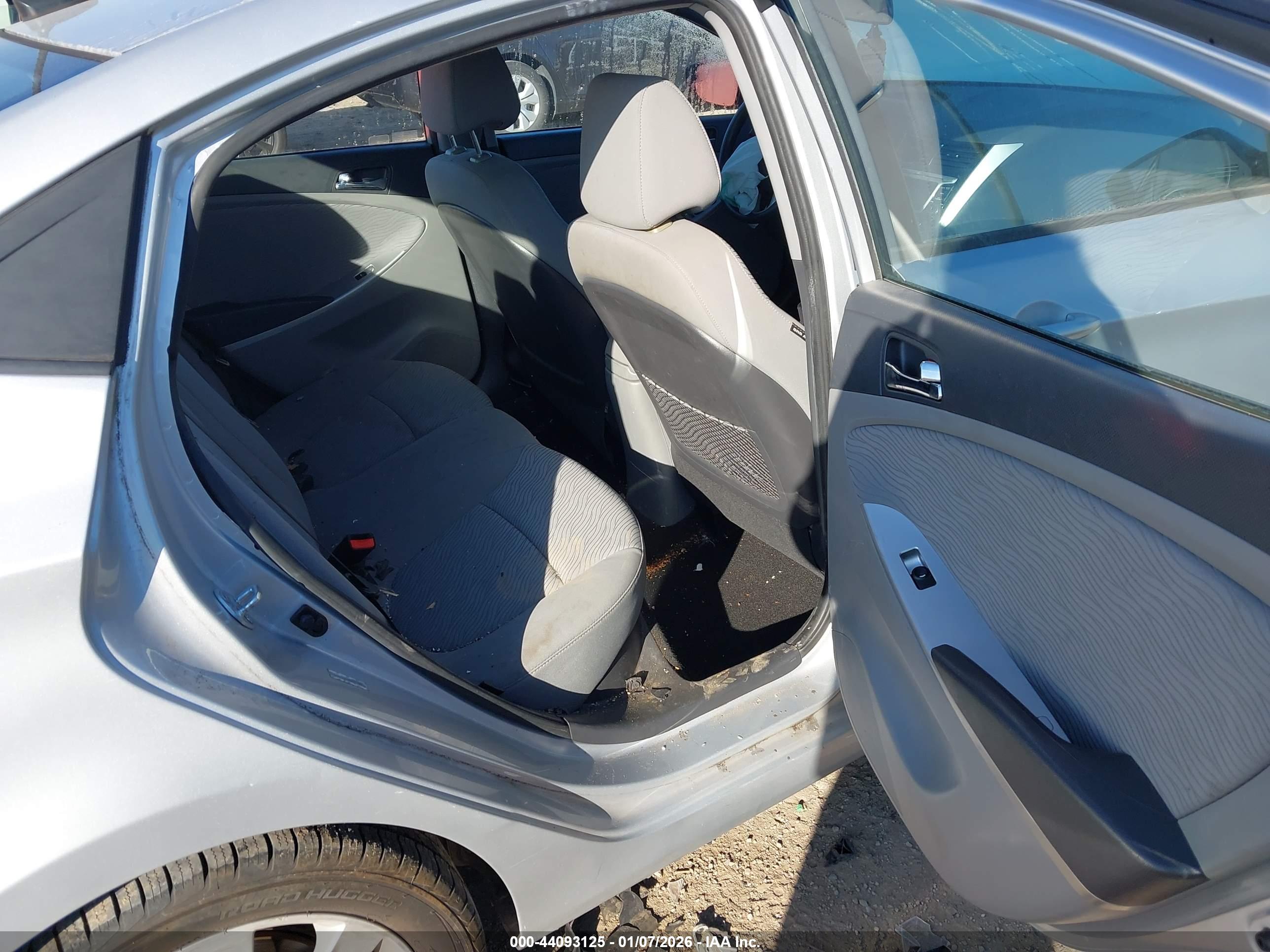 HYUNDAI ACCENT image 8