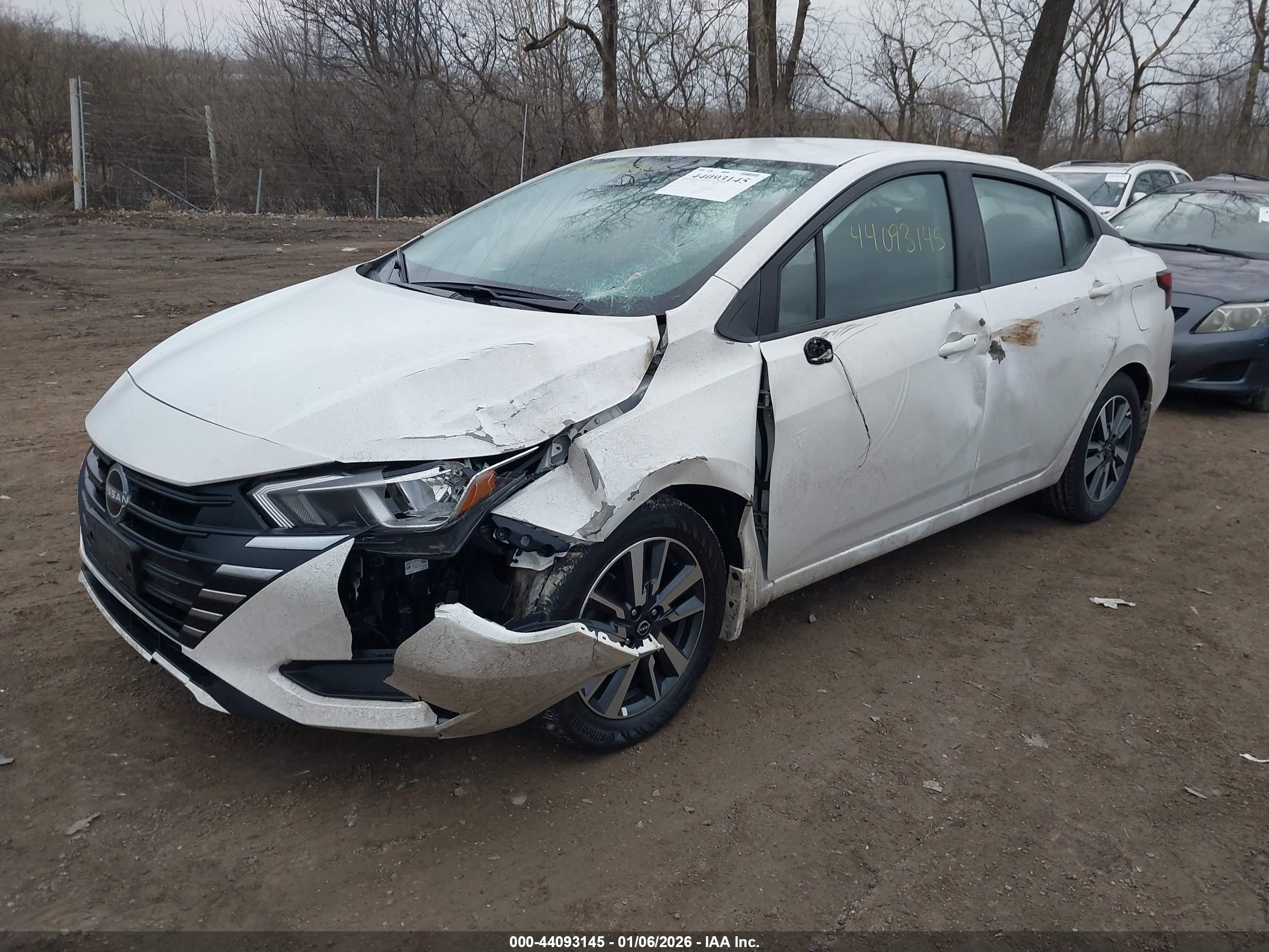 NISSAN VERSA image 2