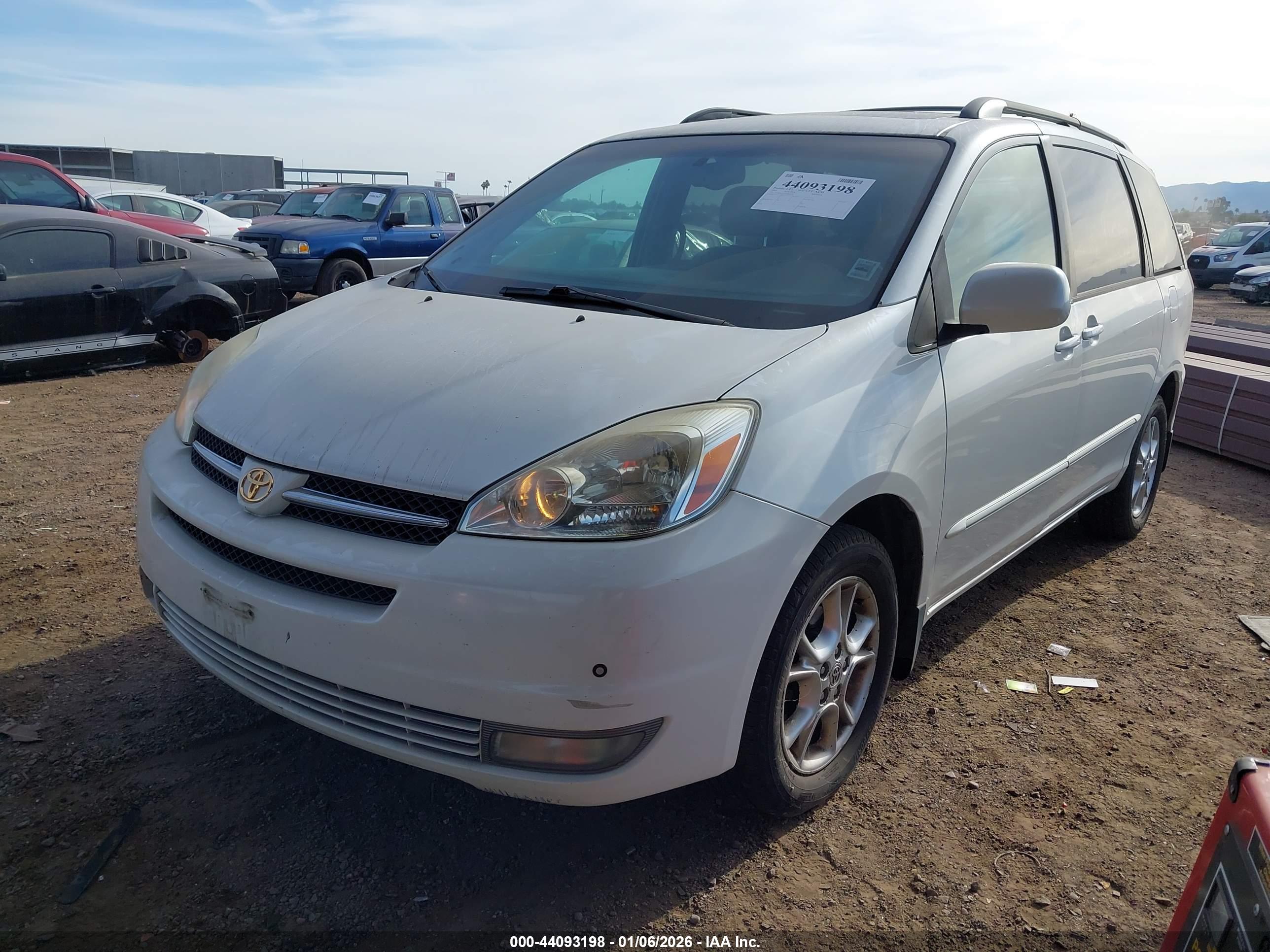 TOYOTA SIENNA image 2