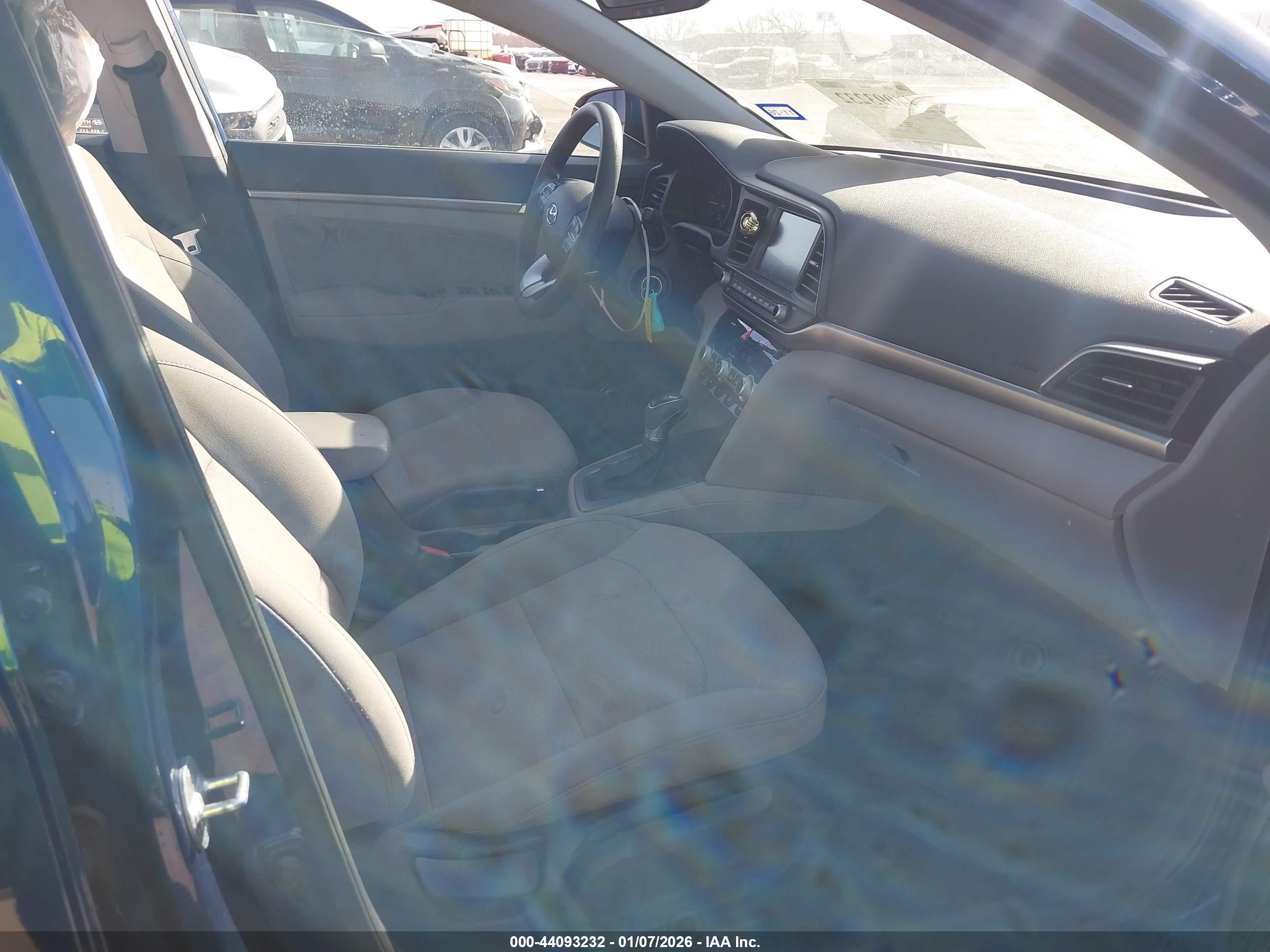 HYUNDAI ELANTRA image 5