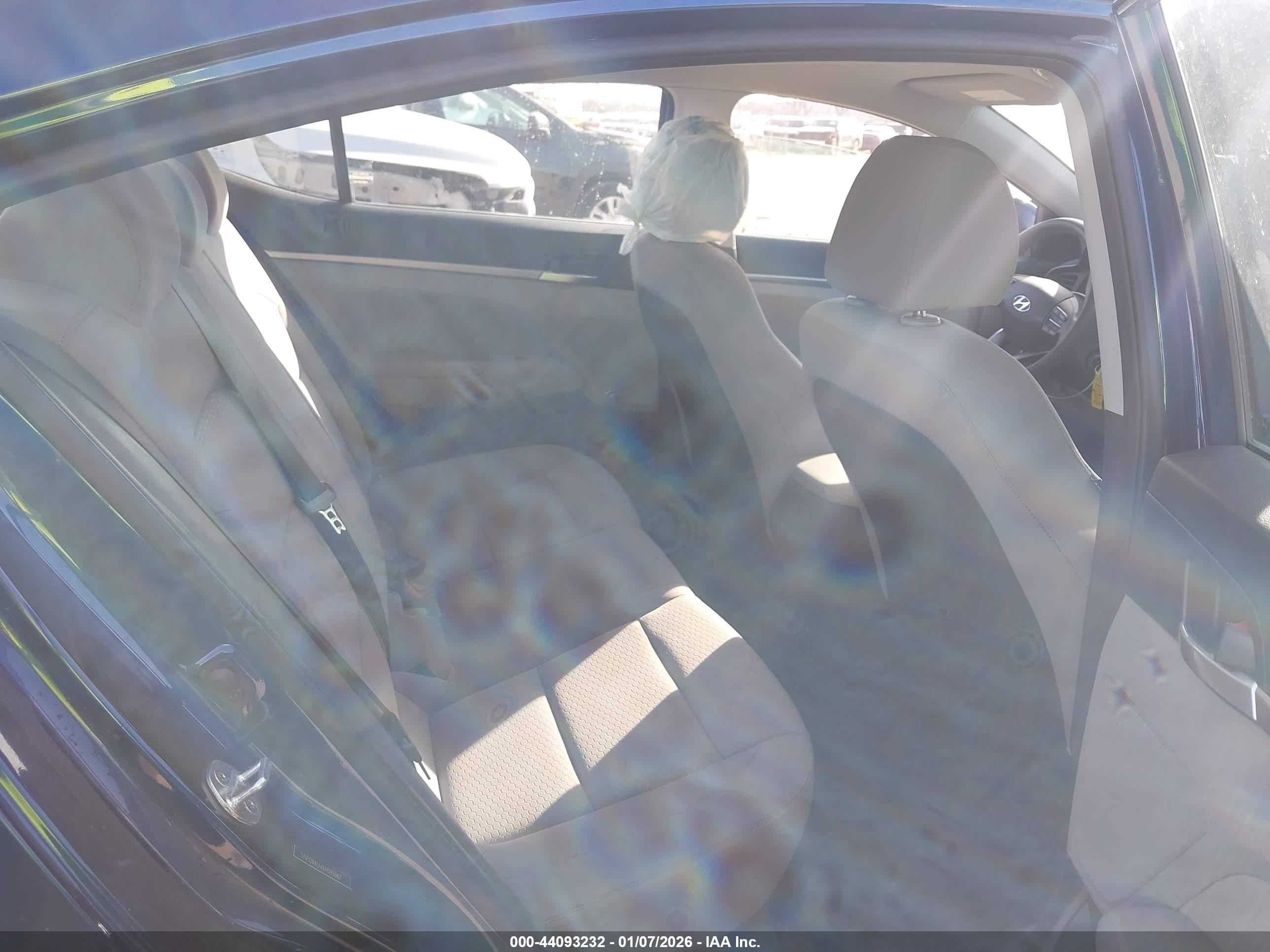 HYUNDAI ELANTRA image 8