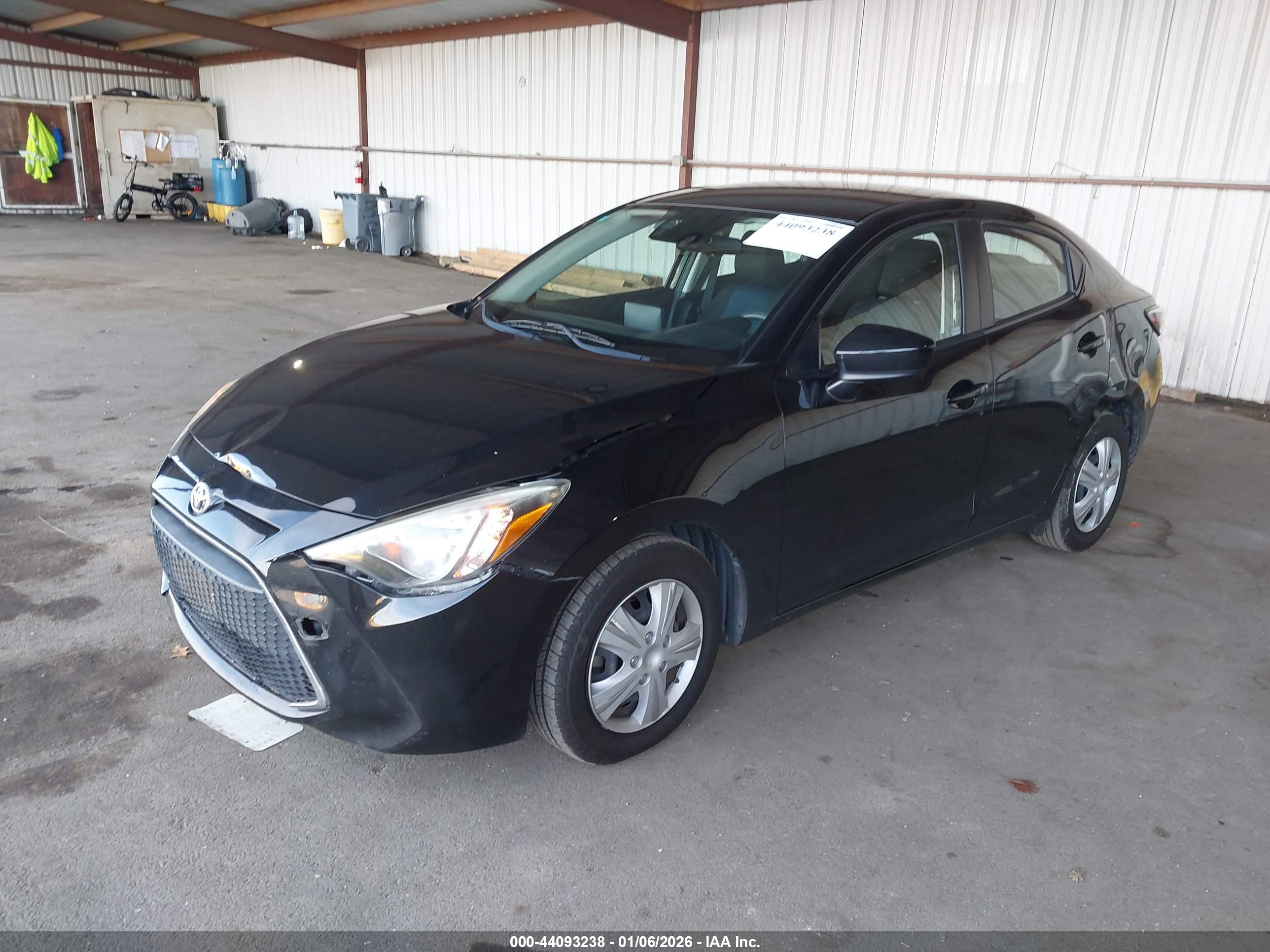 TOYOTA YARIS image 2