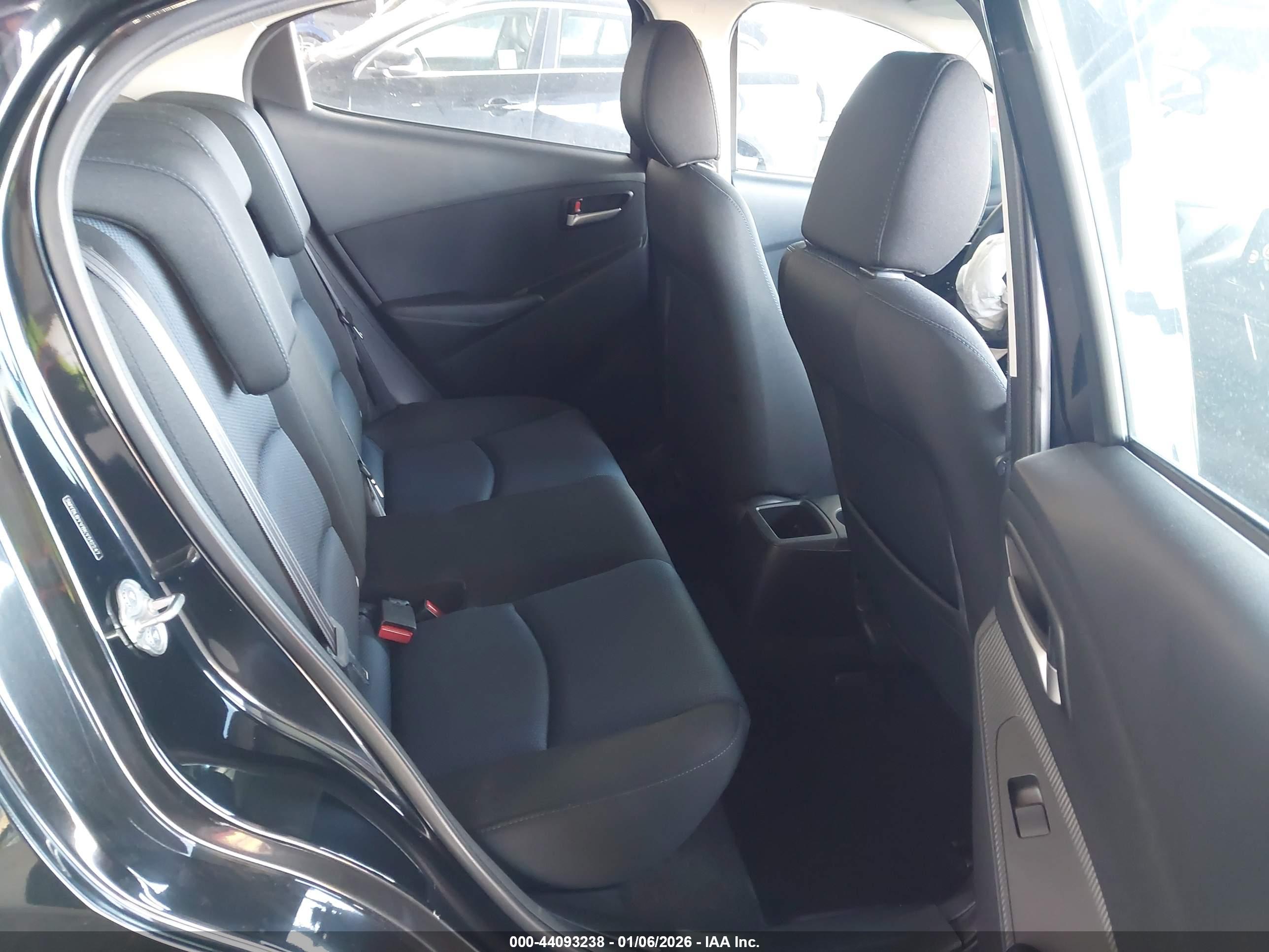 TOYOTA YARIS image 8