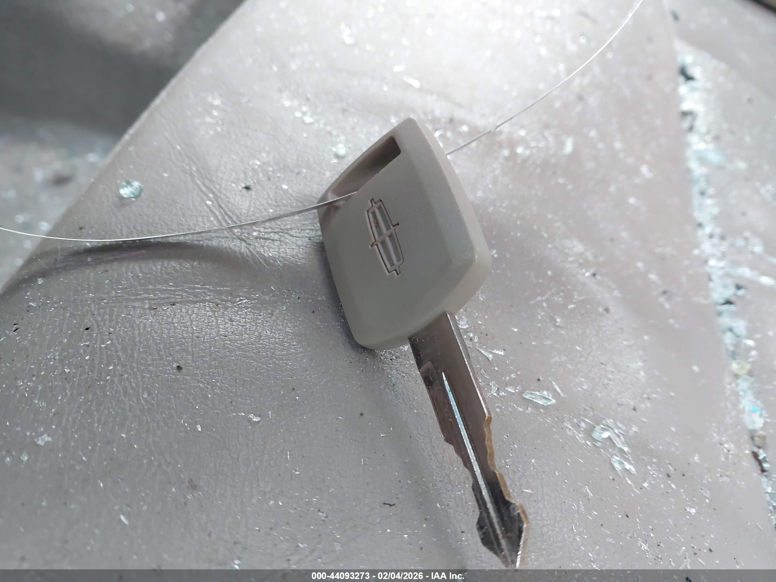 LINCOLN TOWN image 11