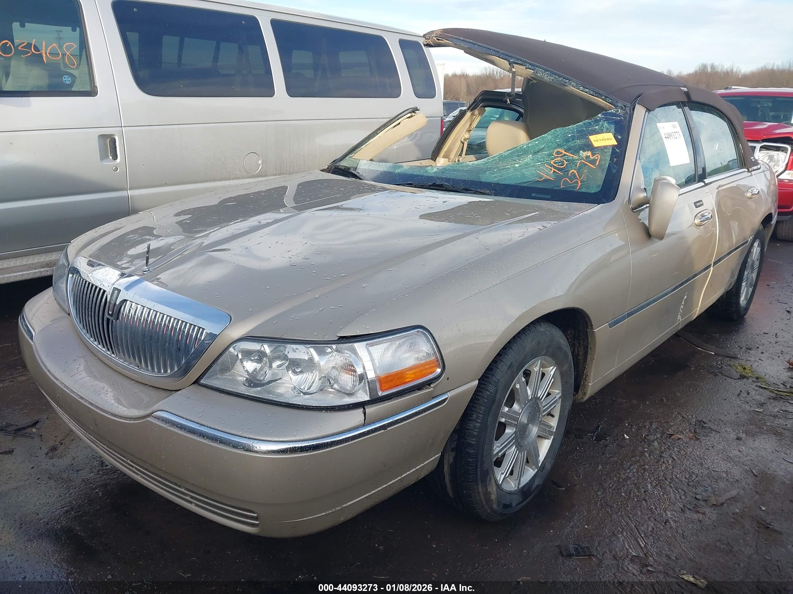 LINCOLN TOWN image 2
