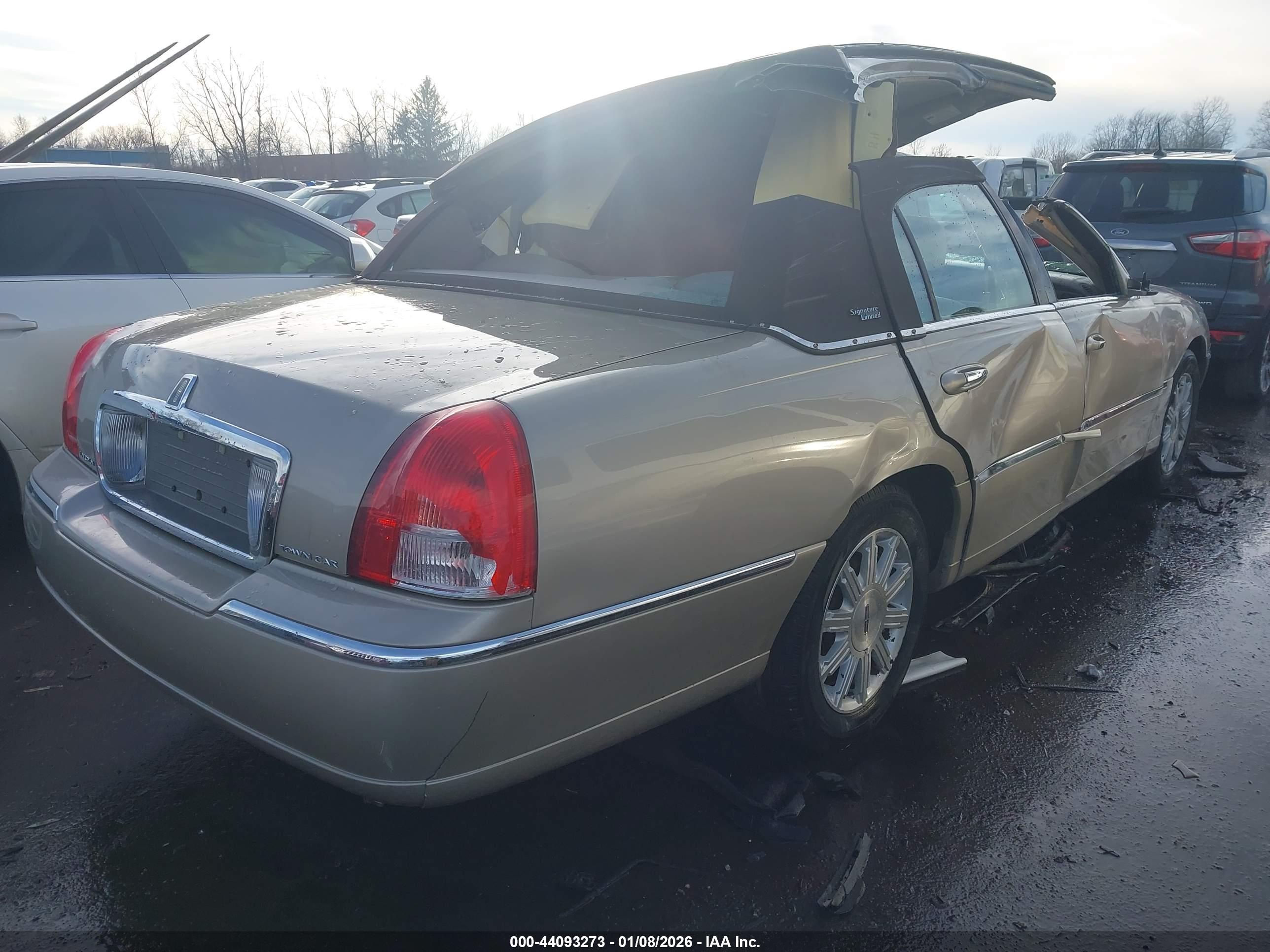 LINCOLN TOWN image 4