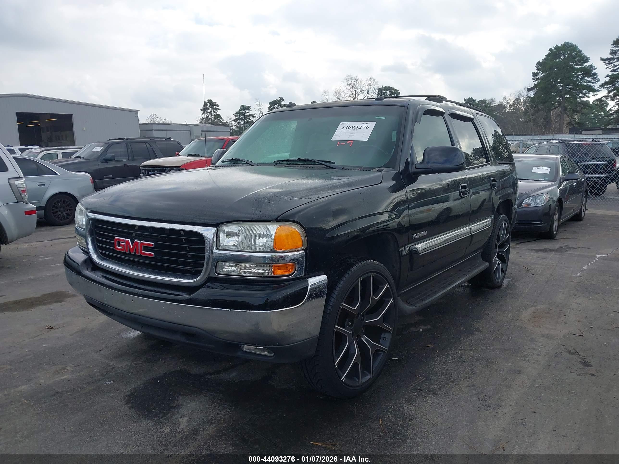 GMC YUKON image 2