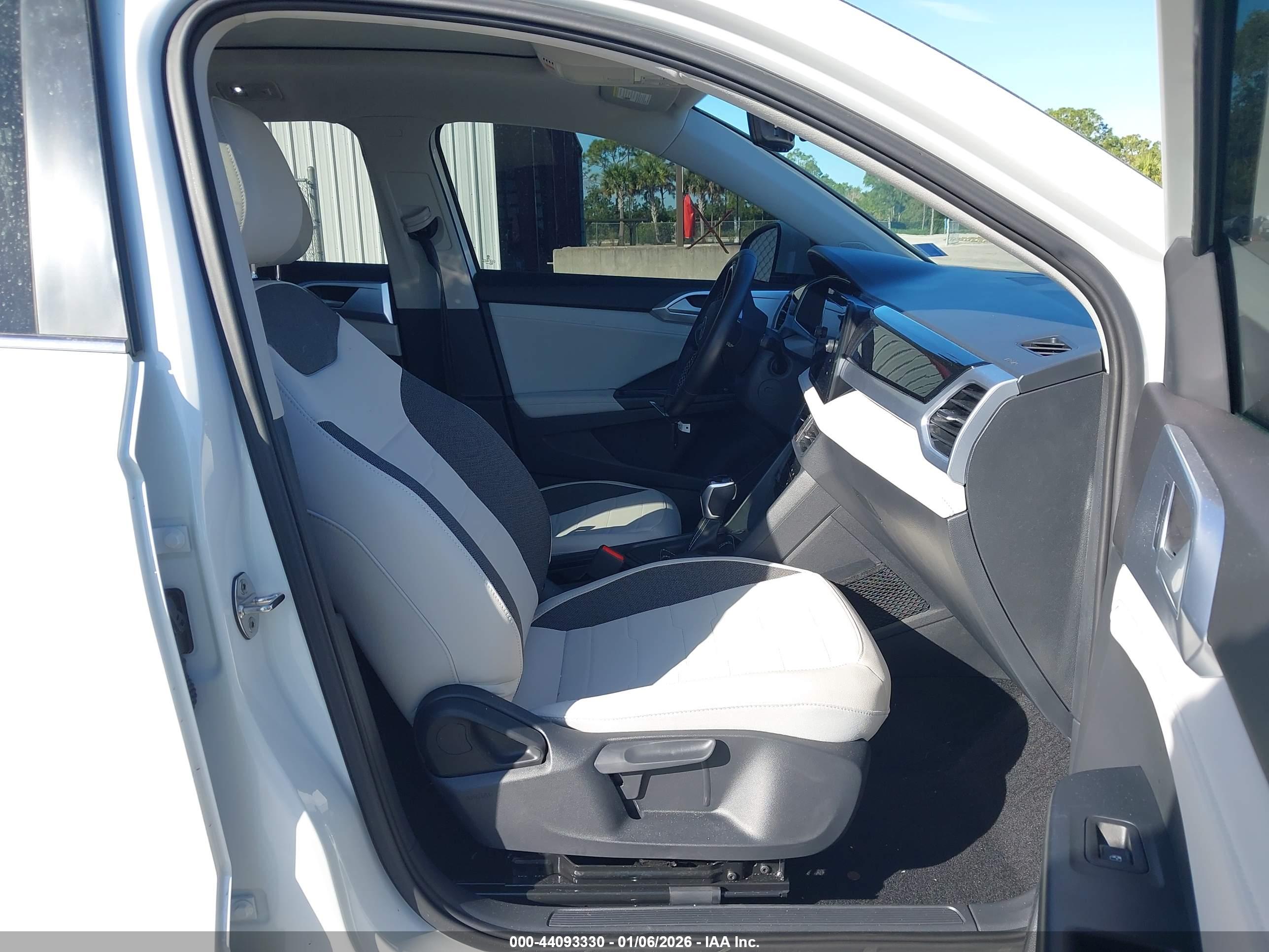 VOLKSWAGEN TAOS image 5