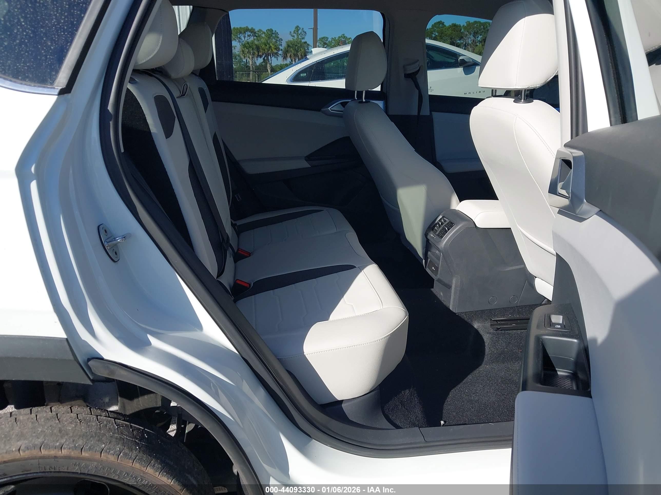 VOLKSWAGEN TAOS image 8