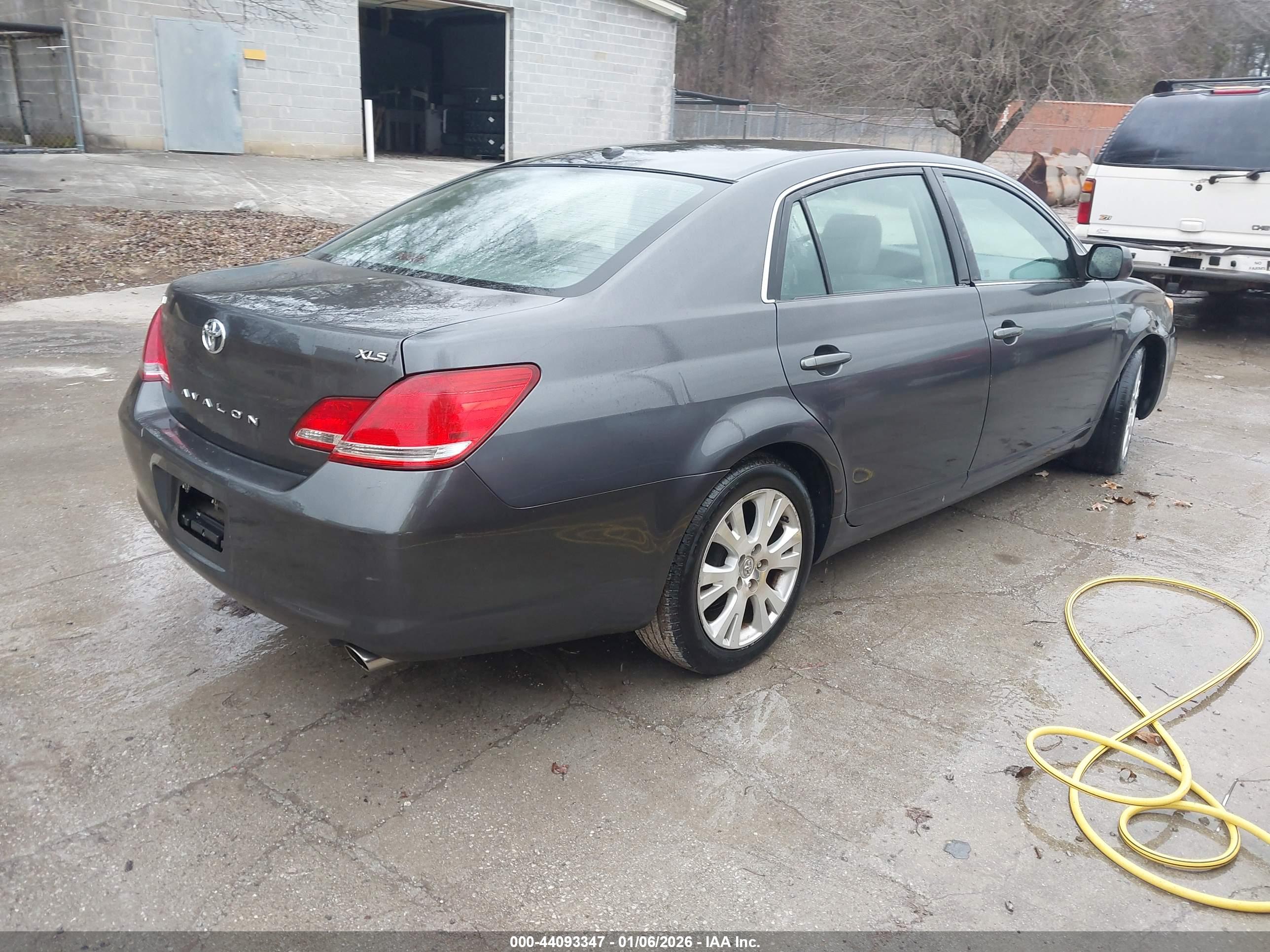 TOYOTA AVALON image 4