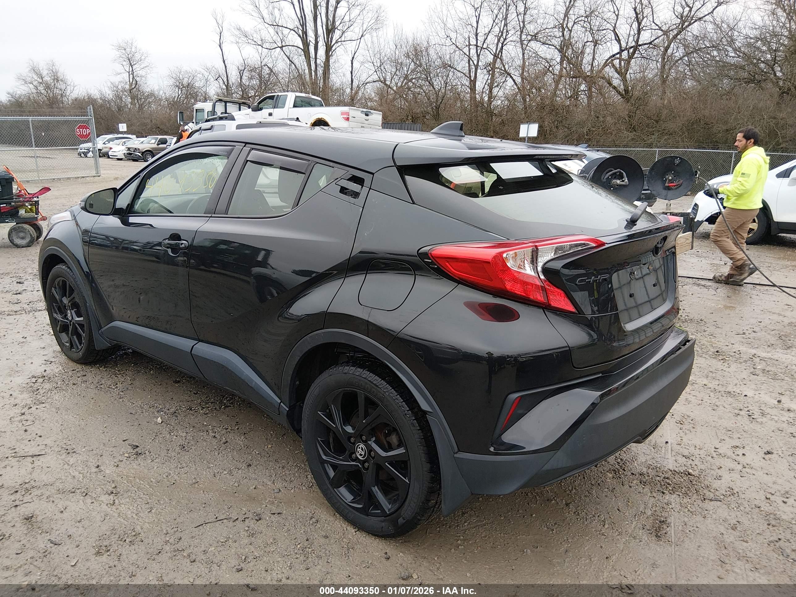 TOYOTA C-HR image 3
