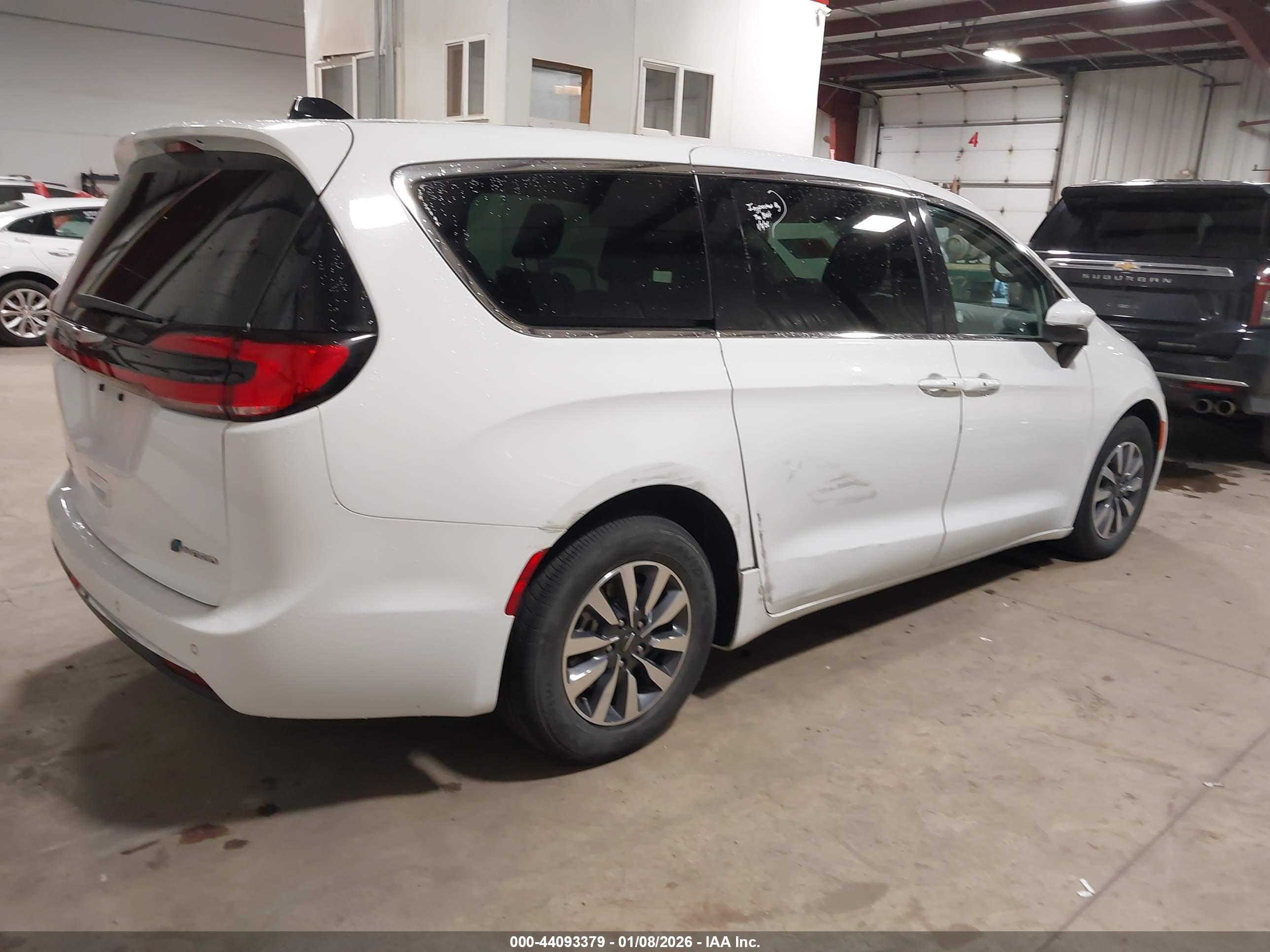 CHRYSLER PACIFICA image 4