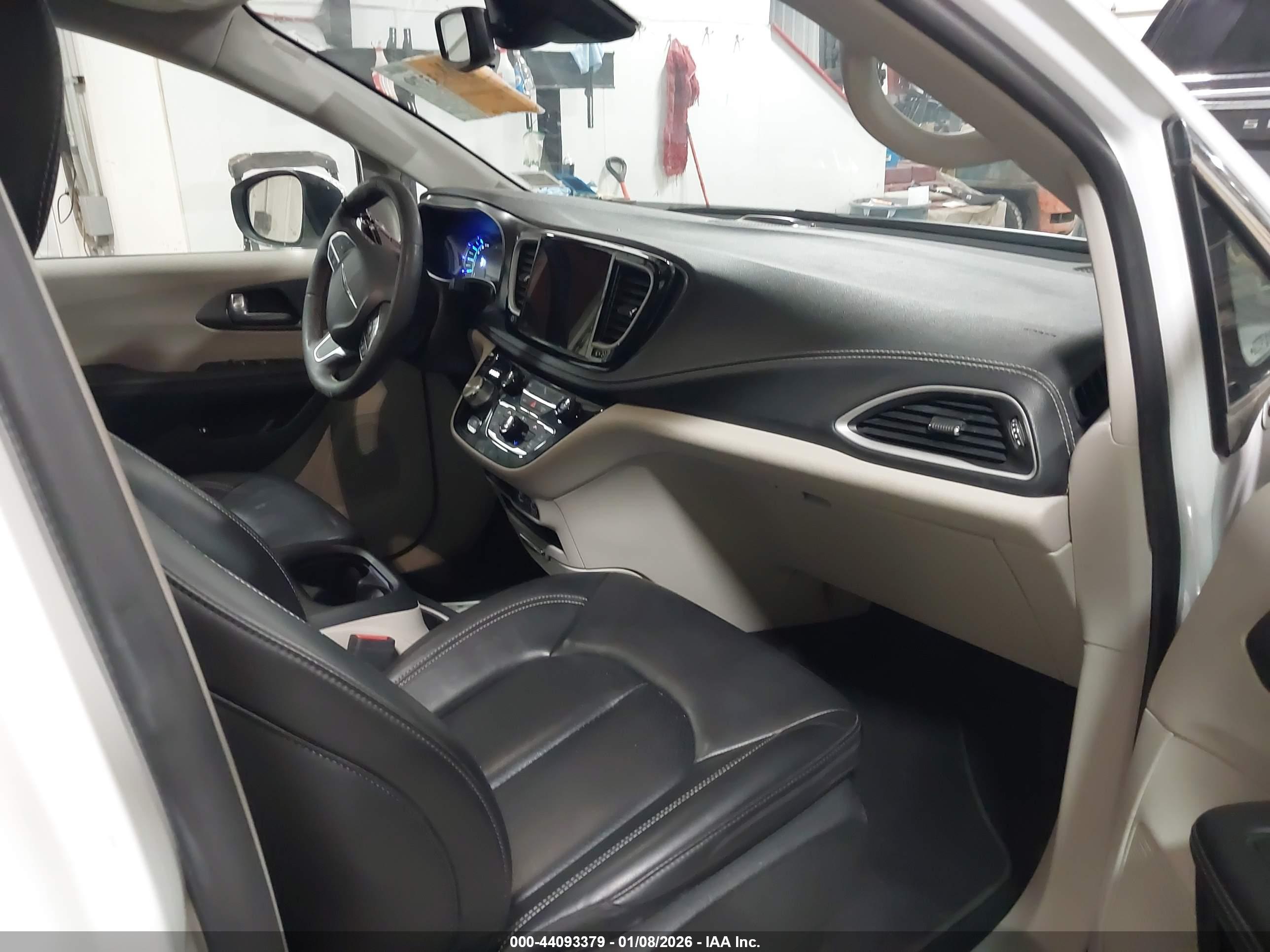 CHRYSLER PACIFICA image 5