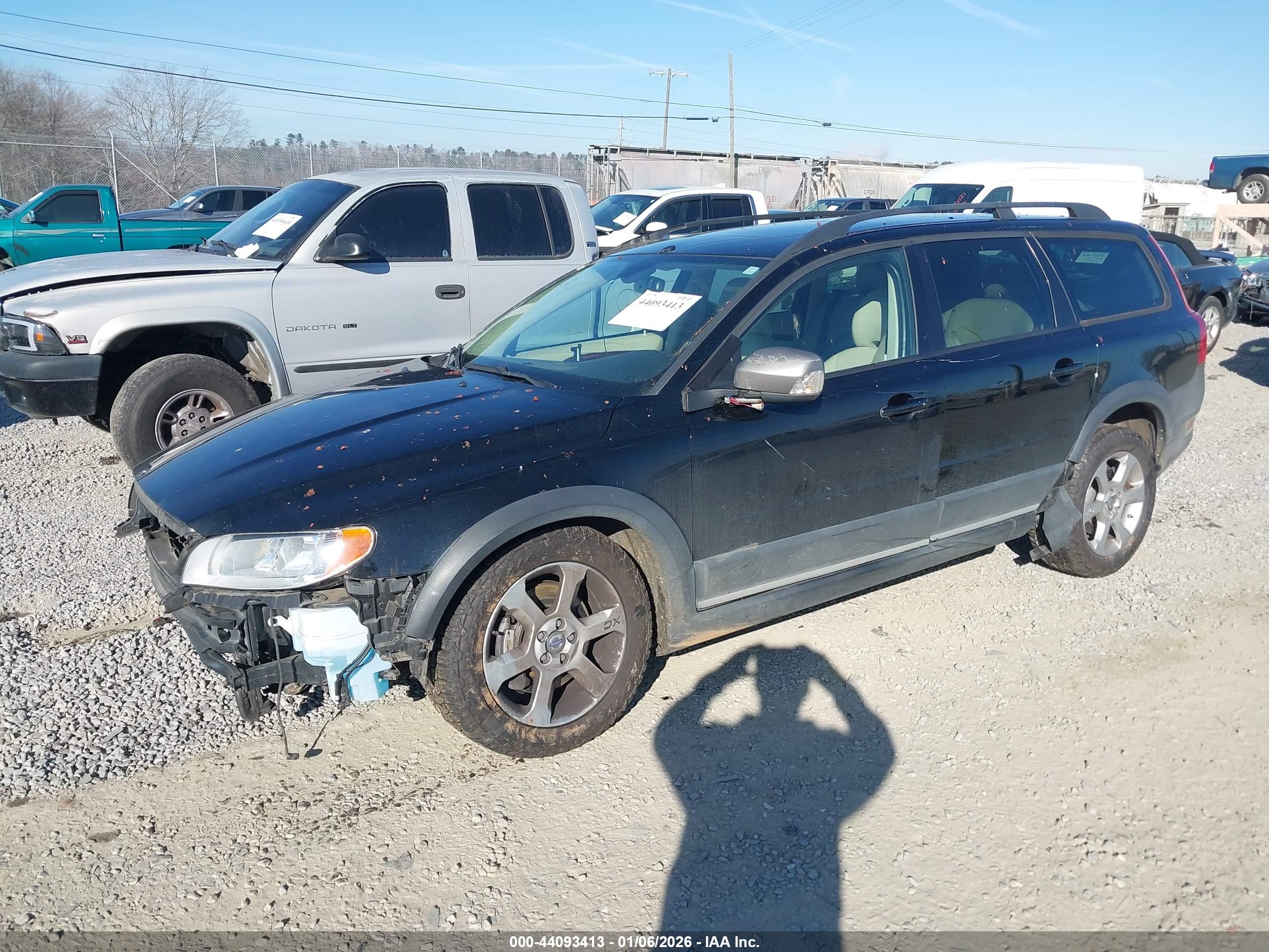 VOLVO XC70 image 2