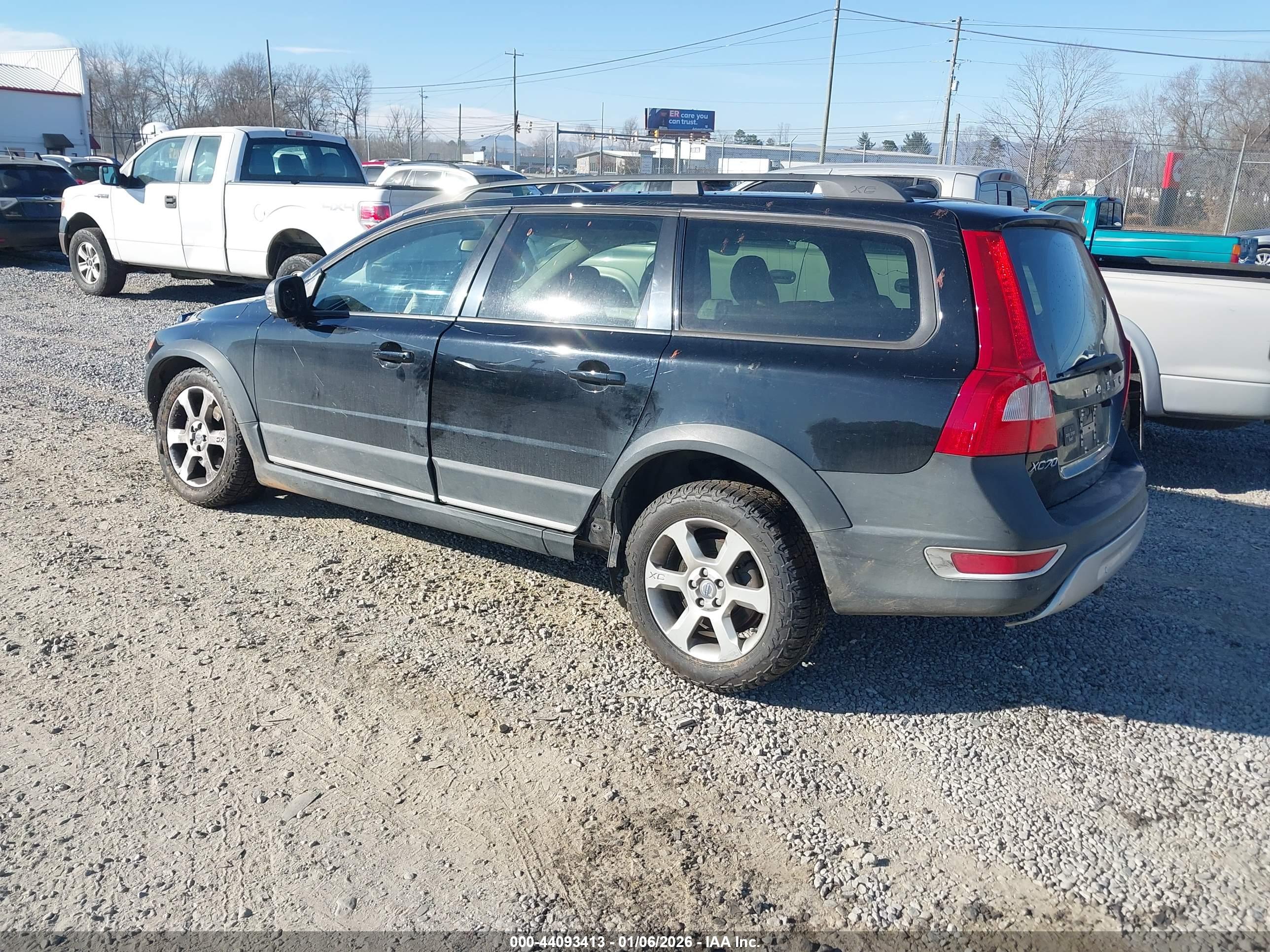 VOLVO XC70 image 3