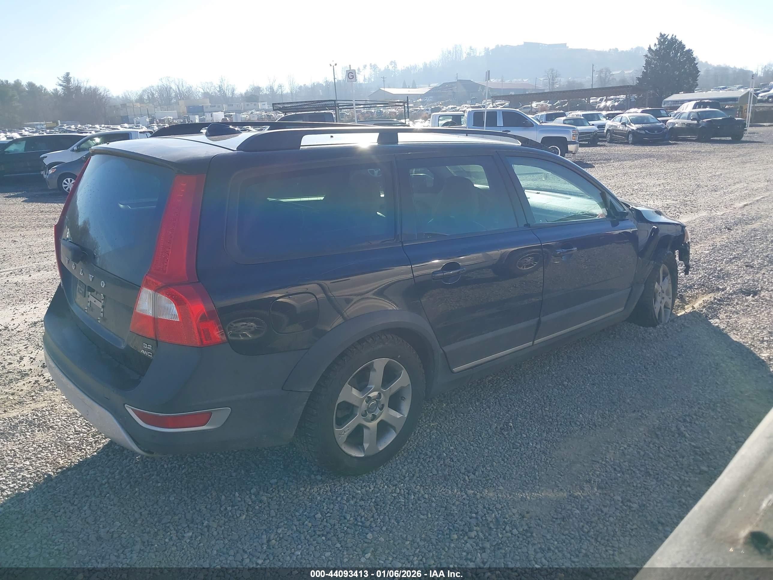 VOLVO XC70 image 4