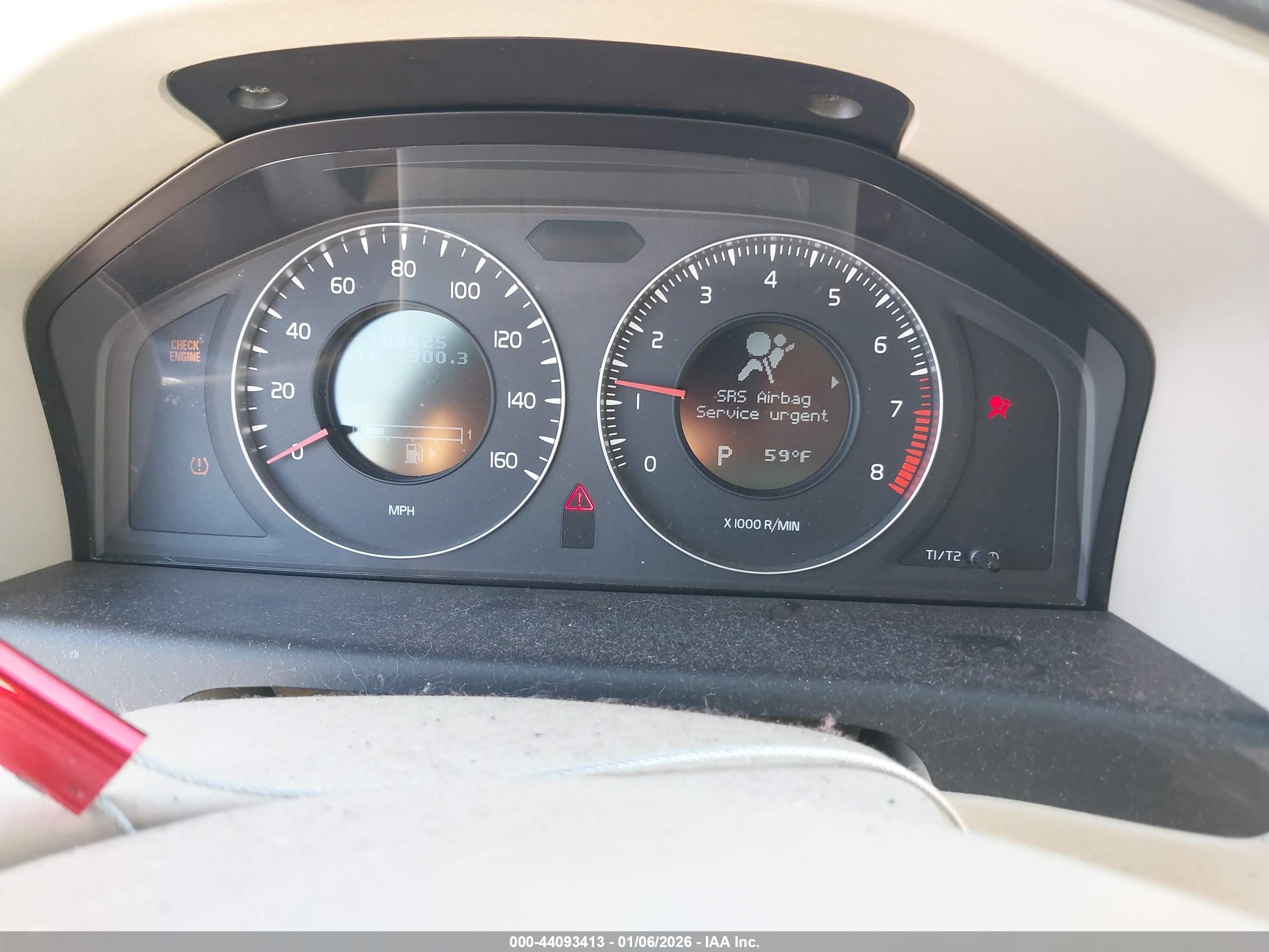 VOLVO XC70 image 7