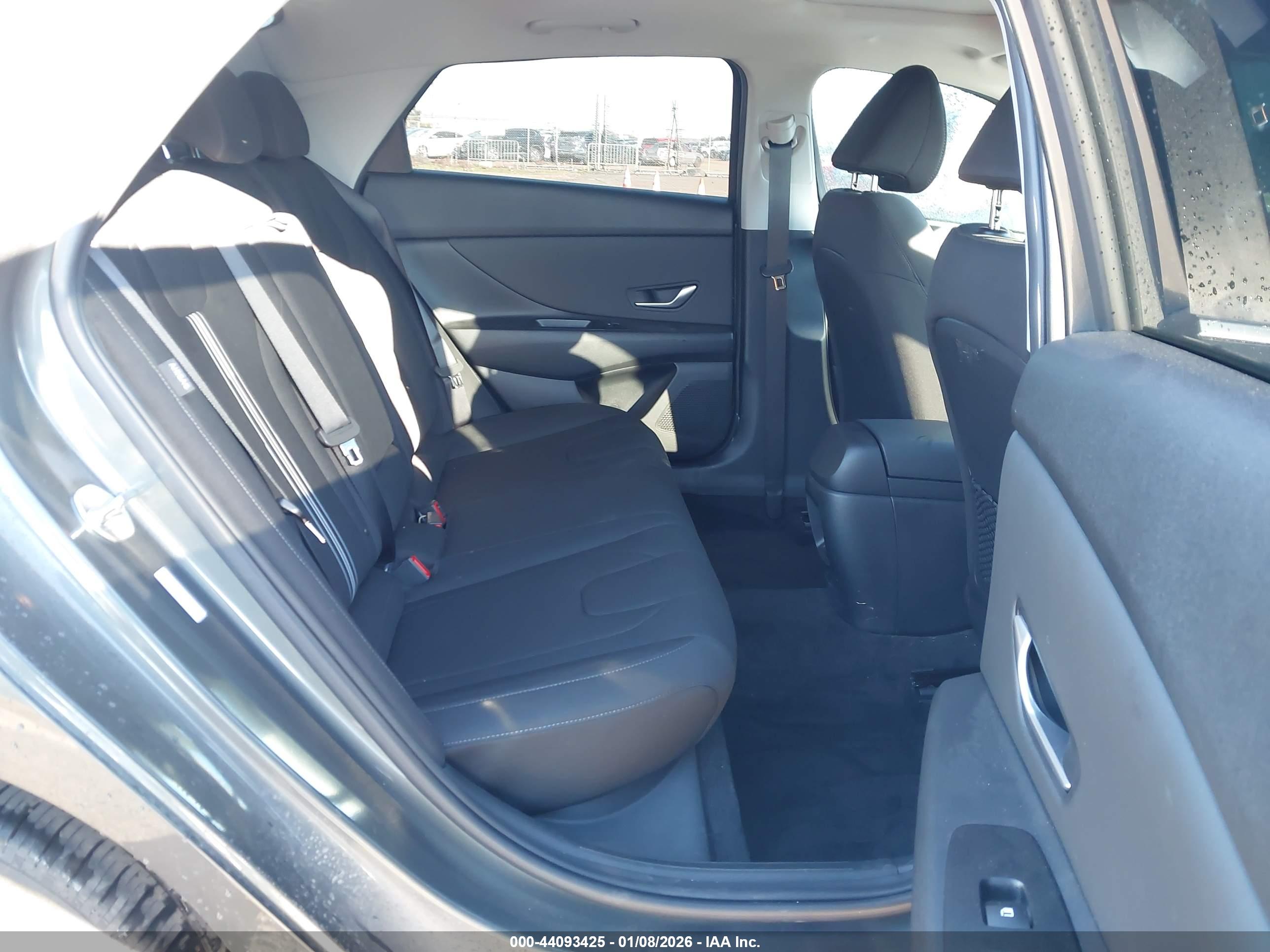 HYUNDAI ELANTRA image 8