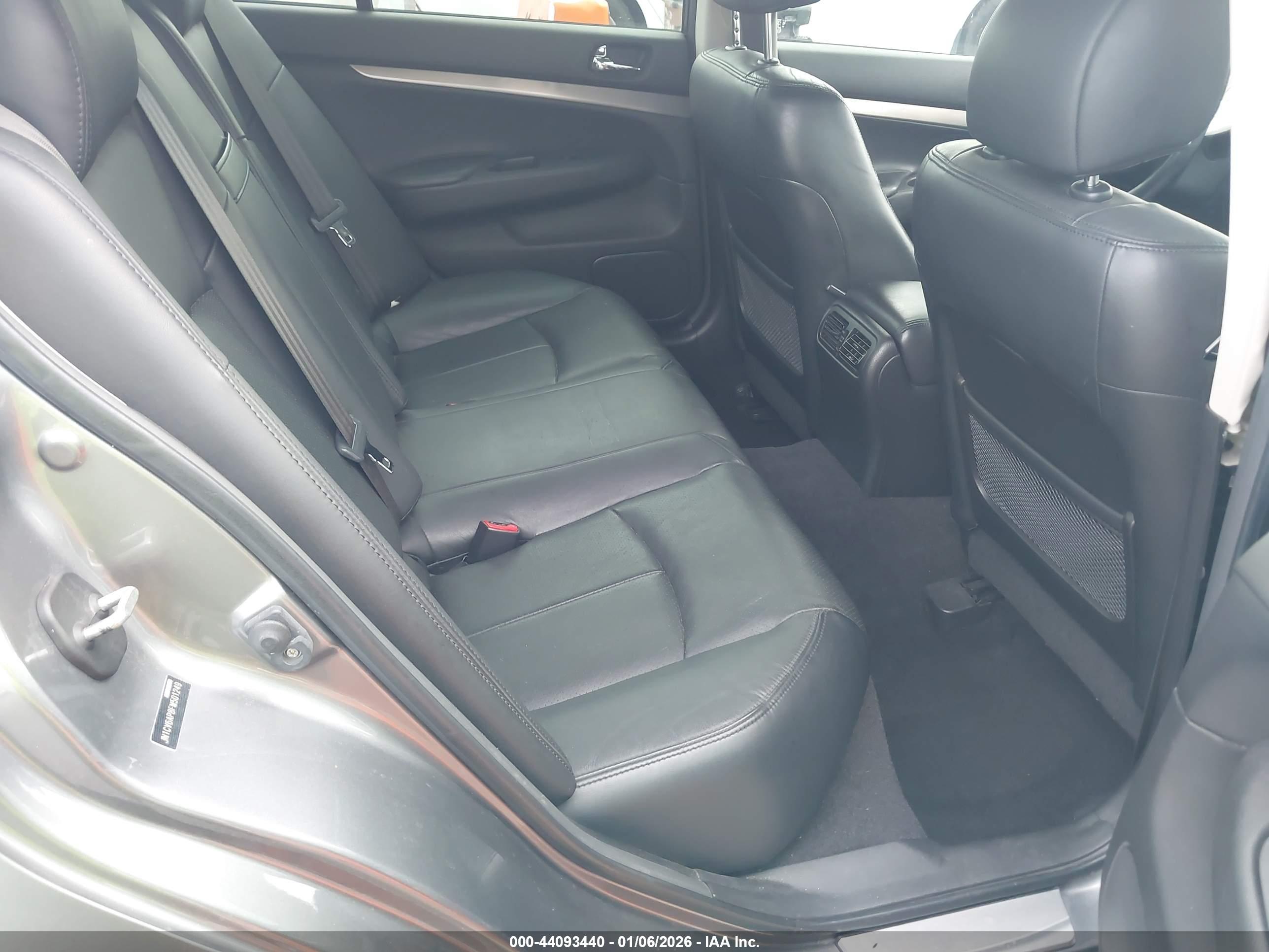 INFINITI Q40 image 8