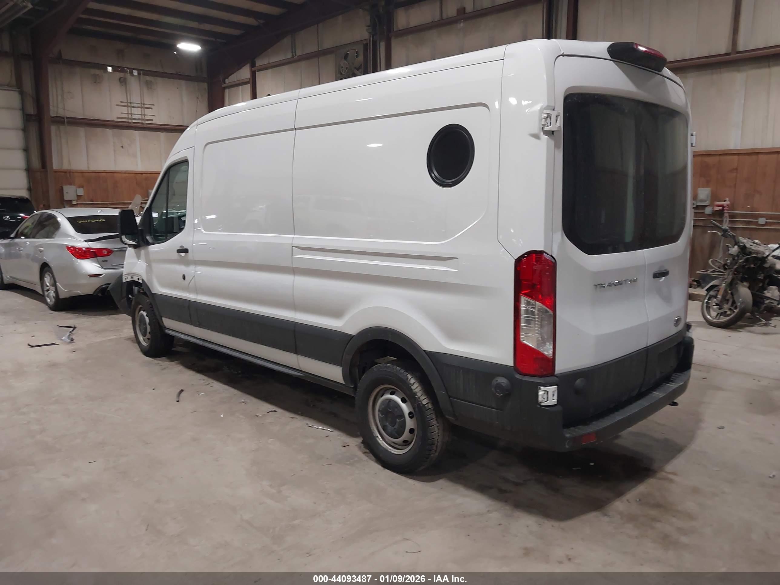 FORD TRANSIT-250 image 3