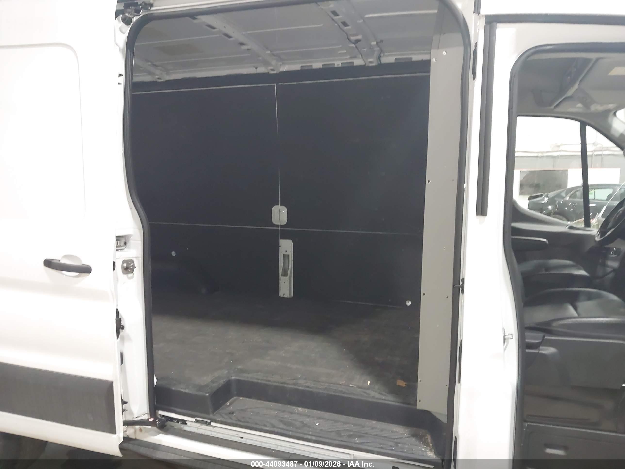 FORD TRANSIT-250 image 8