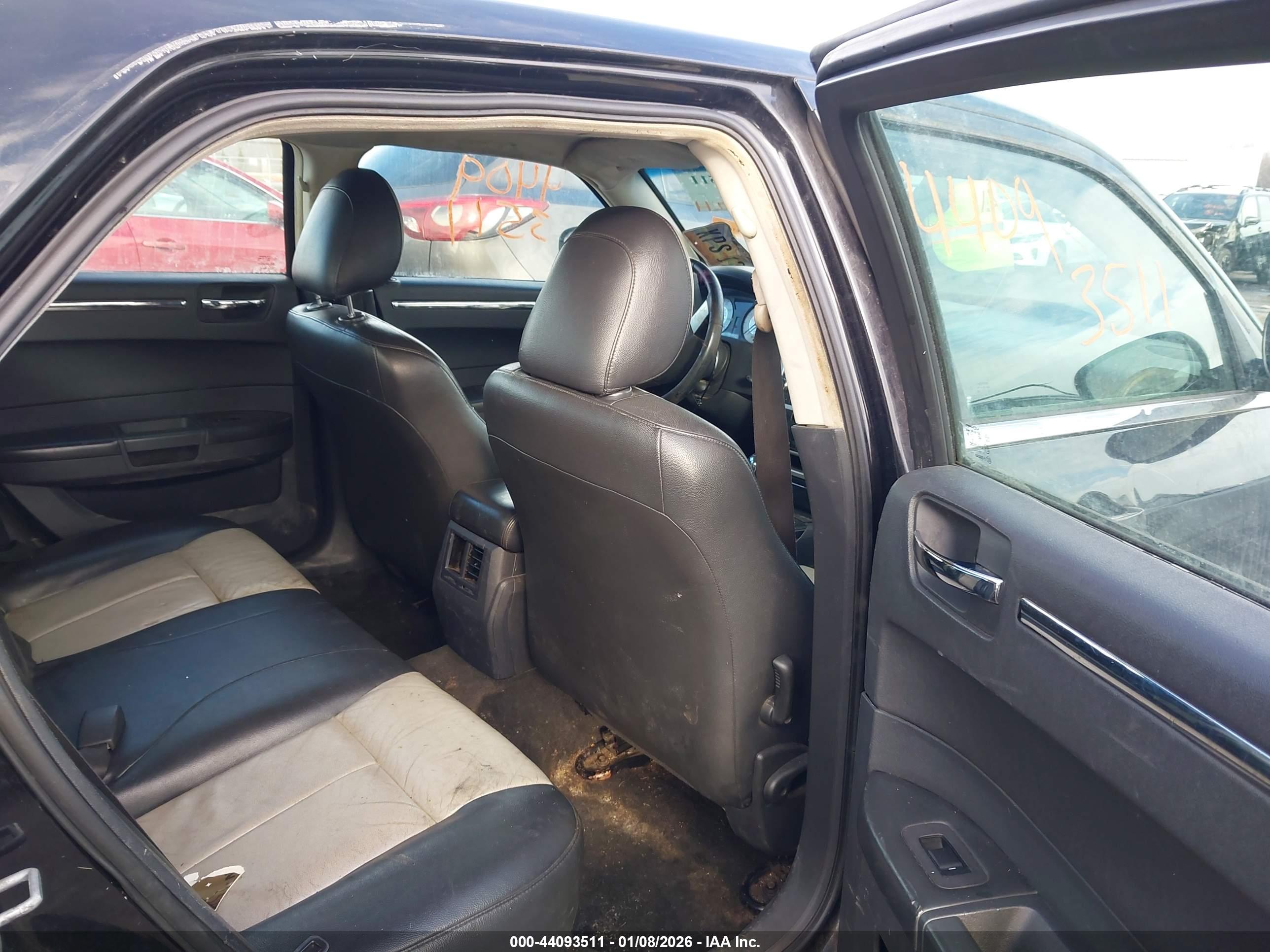 CHRYSLER 300 image 8