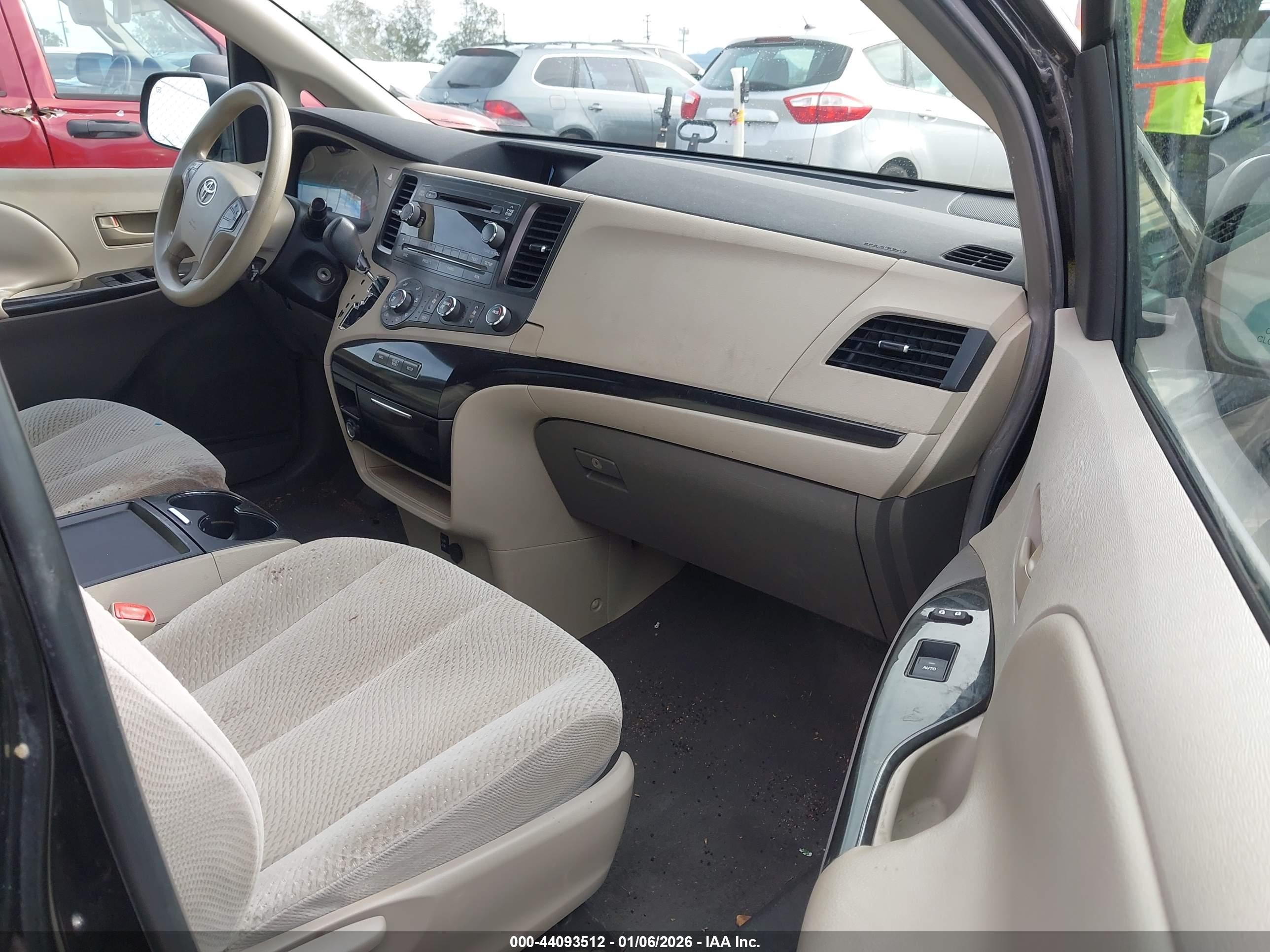 TOYOTA SIENNA image 5